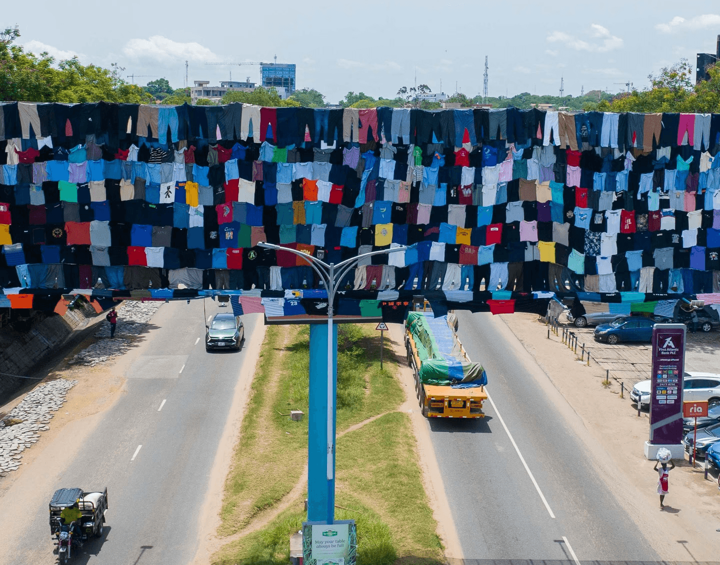 Through BALEBOARDS, Ghanaian artist Emmanuel Aggrey Tieku transforms discarded clothing into public installations that confront fashion’s waste crisis head,on. What we wear, where it ends, and who carries the burden.