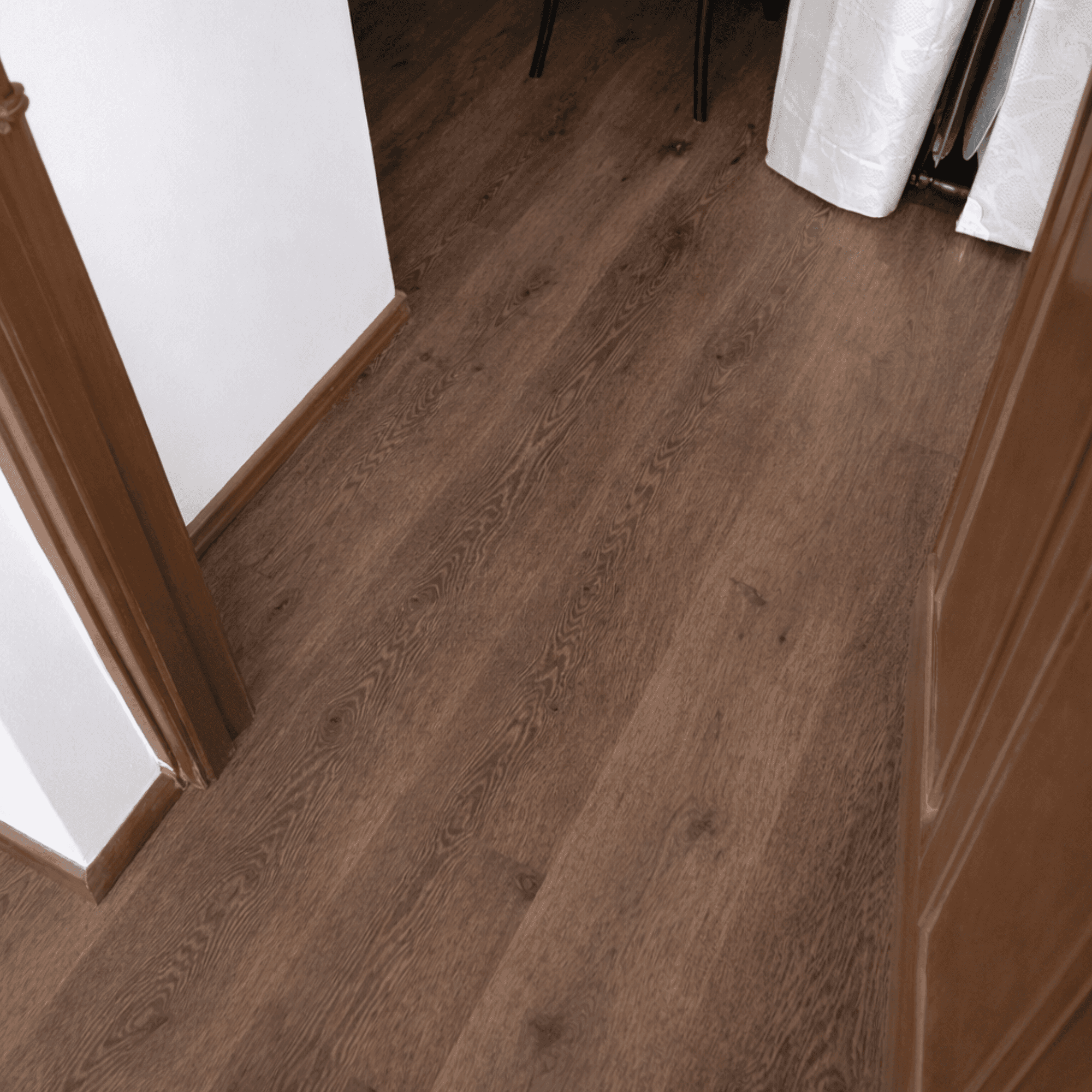 Piso Vinílico SPC Castaño - SRJ Tu Hogar
