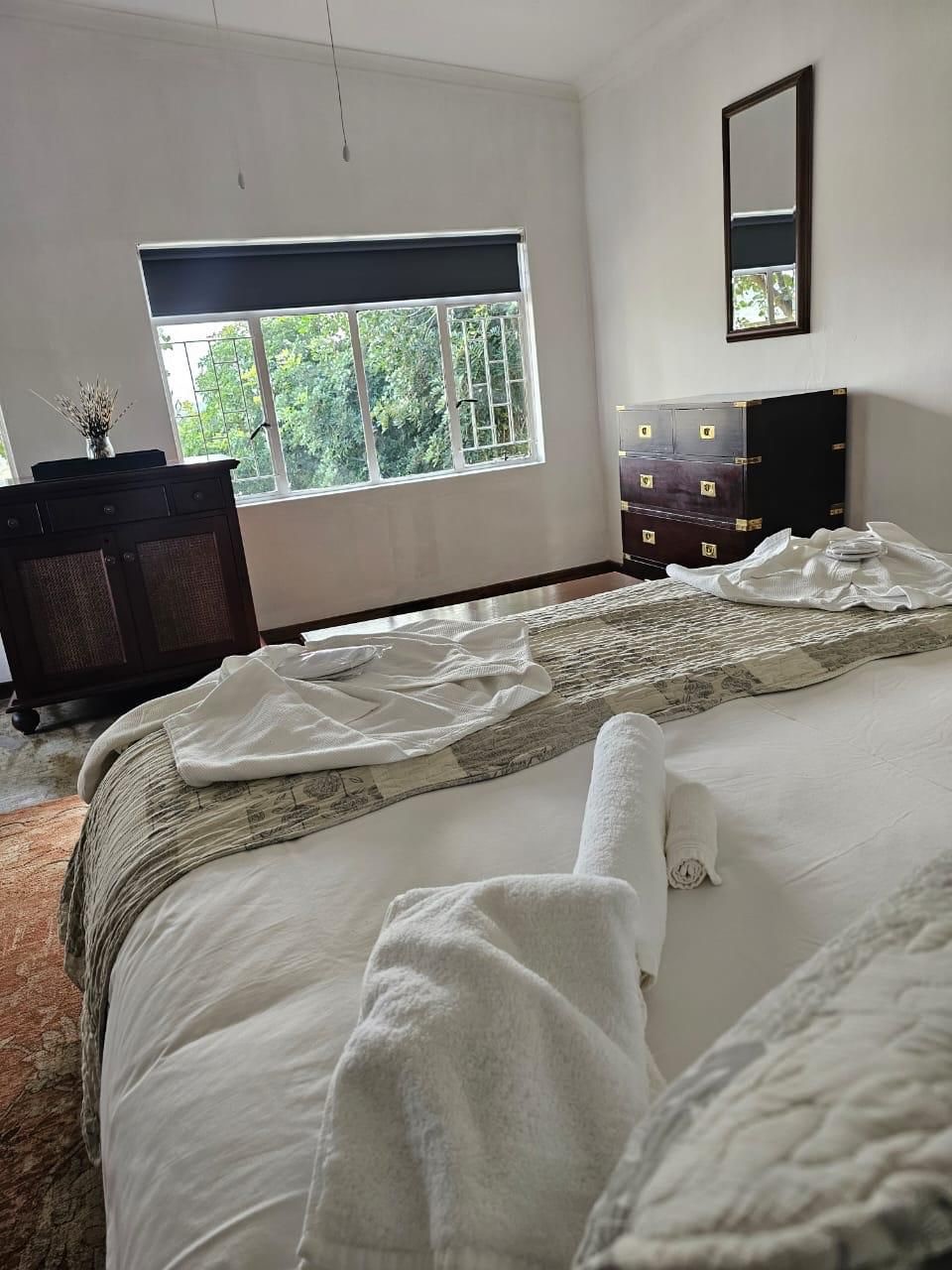 Kilimanjaro Elephant Ride, Arusha, Tanzania. En kvinna sitter och läser utanför ett tält uppsatt i vildmarken.