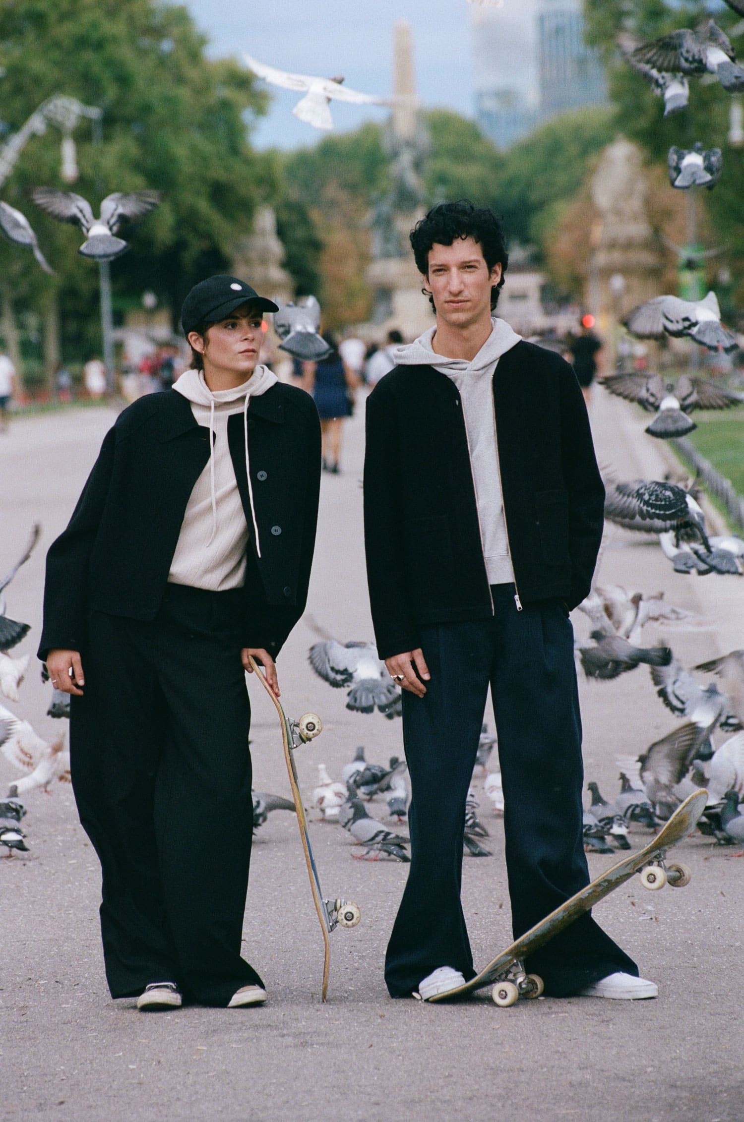 Deux mannequins skateurs habillés en noir de la marque Thinking Mu