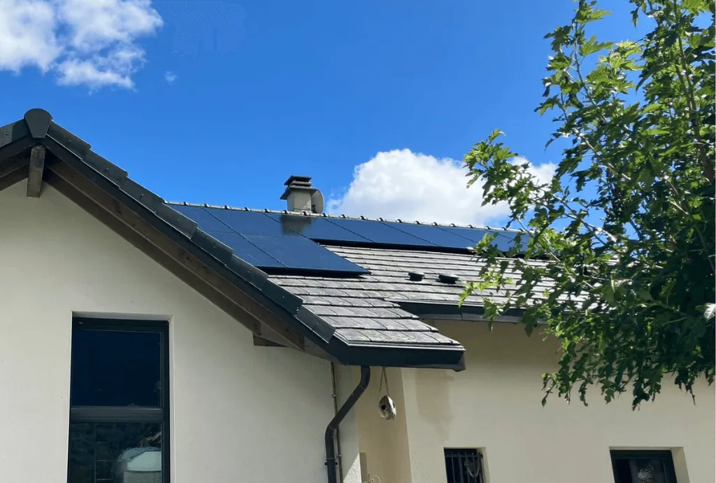 Photo d'un toit d’une maison à La Motte-Servolex équipée de panneaux photovoltaïques dont l'installation a été faite par Solarock.