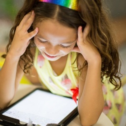 menina lendo livro digital