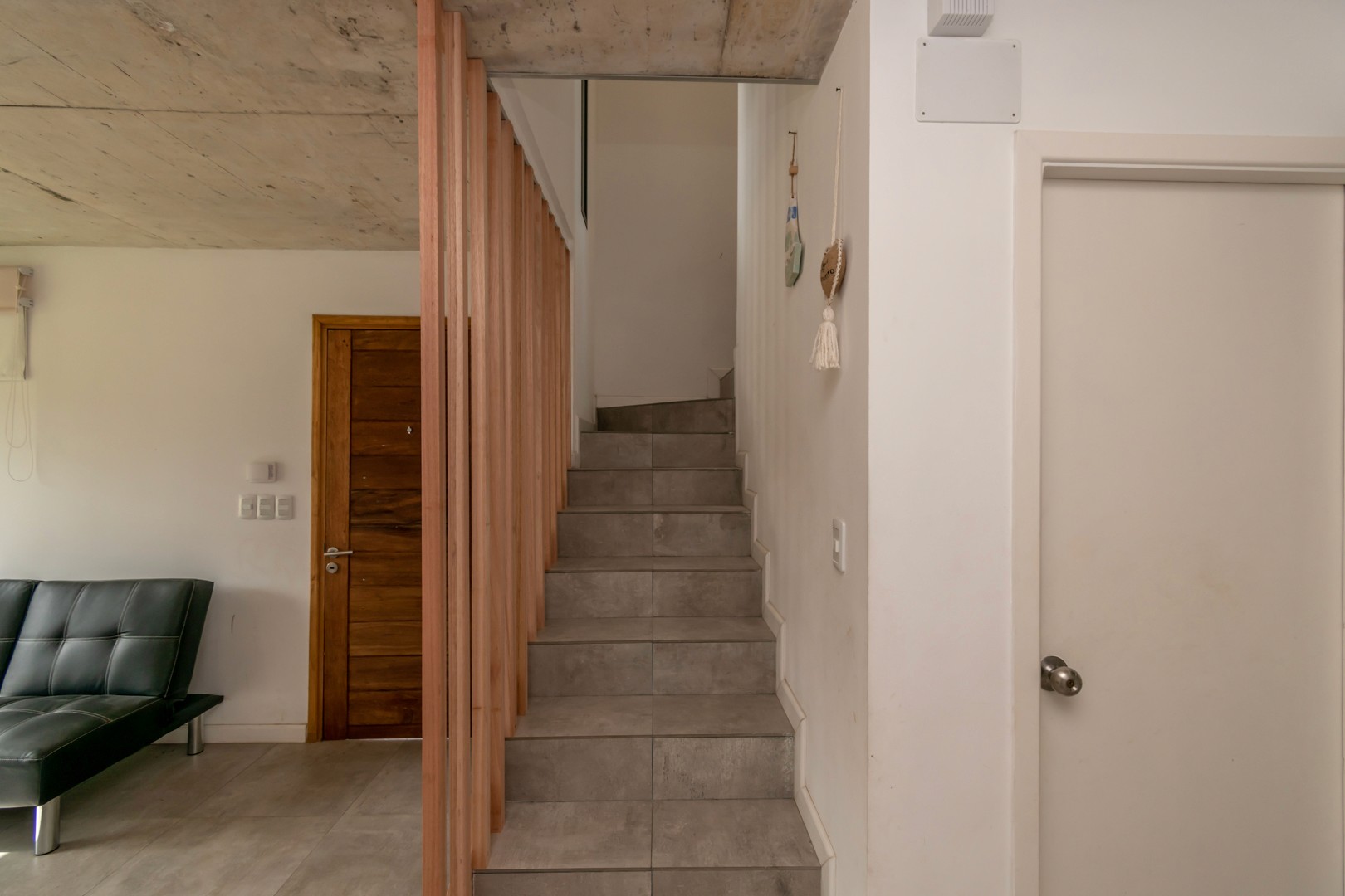 Escalera de Casa Gaviotas con diseño moderno y sencillo - escalera funcional que conecta los niveles de la casa.