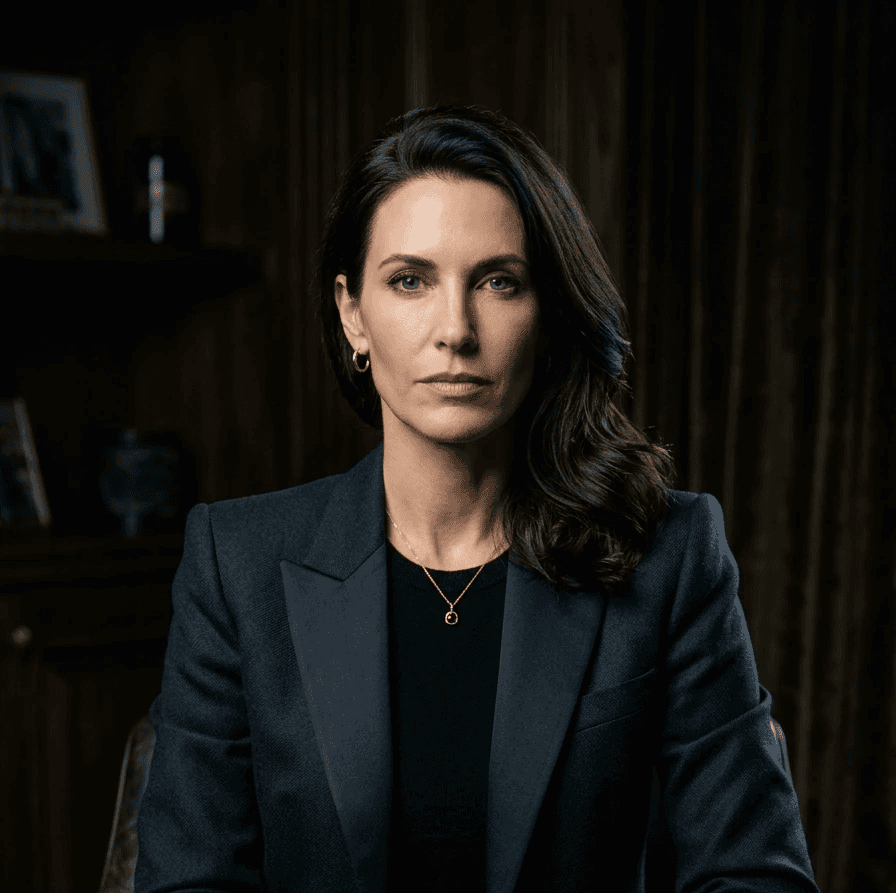 woman on focus photography