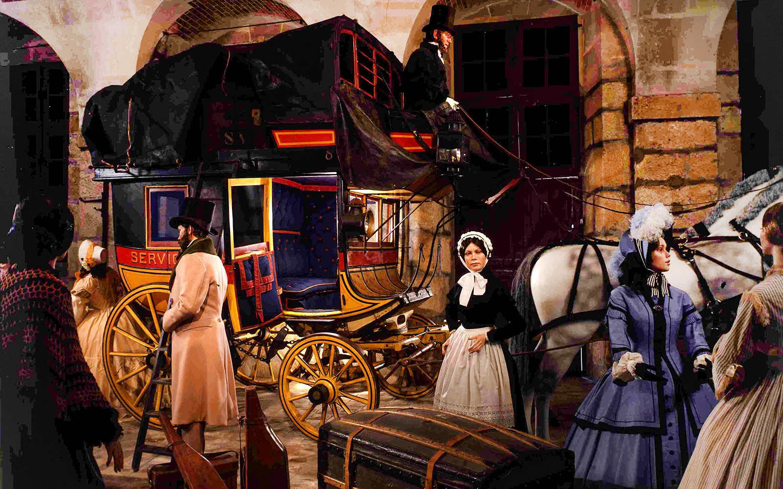 沃子维宫的马车场景，伴随着身着时代服装的人物和马匹。