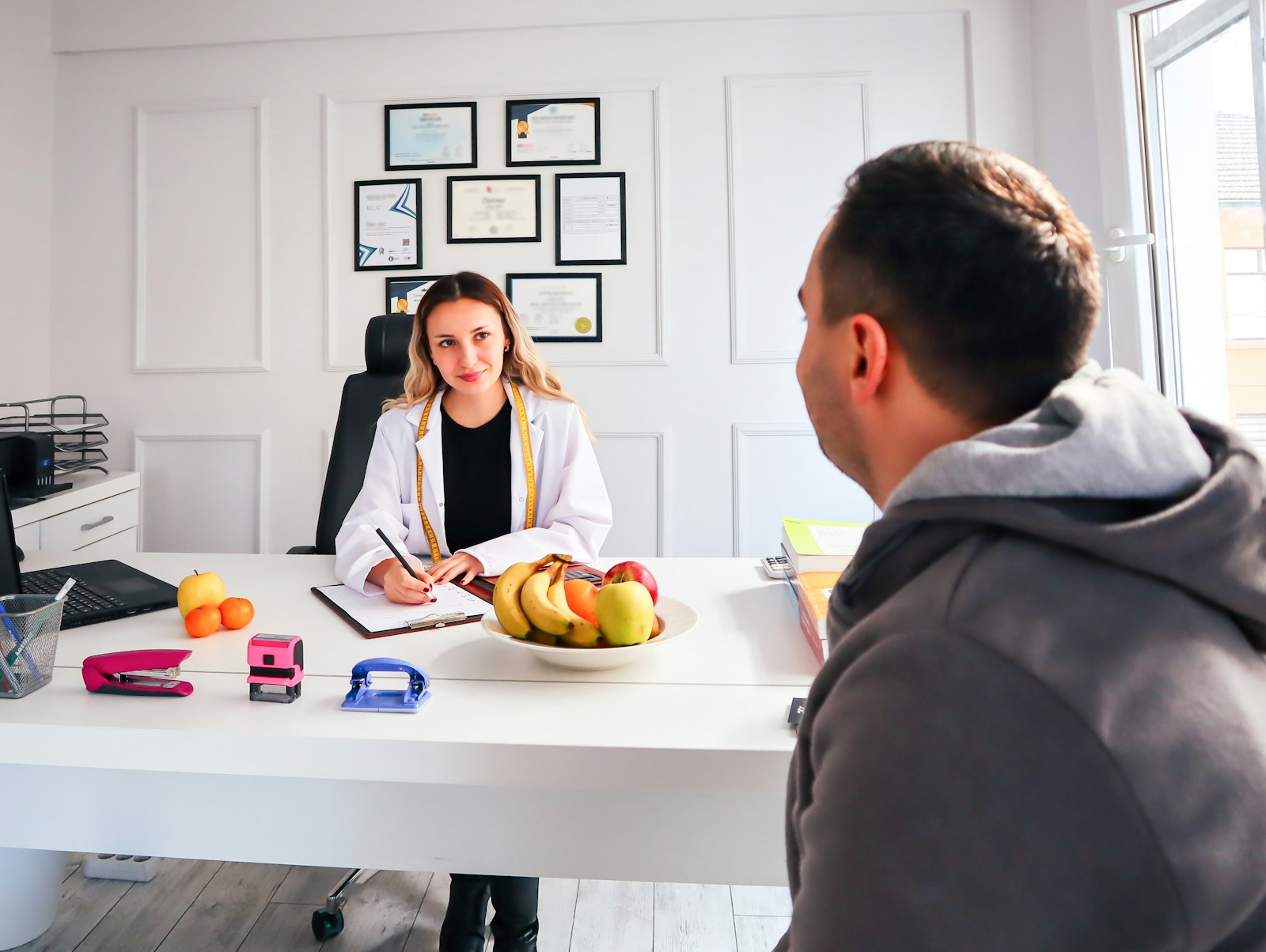 A registered dietitian meeting one-on-one with a client for supportive, personalized nutrition care