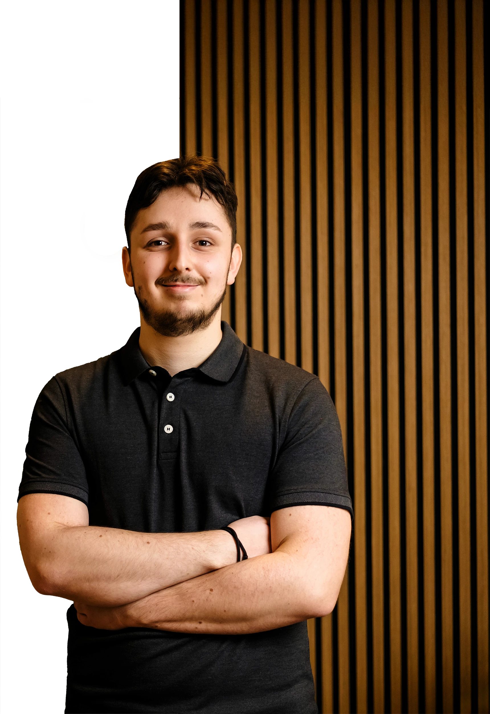 Portraitfoto von Roland mit verschränkten Armen