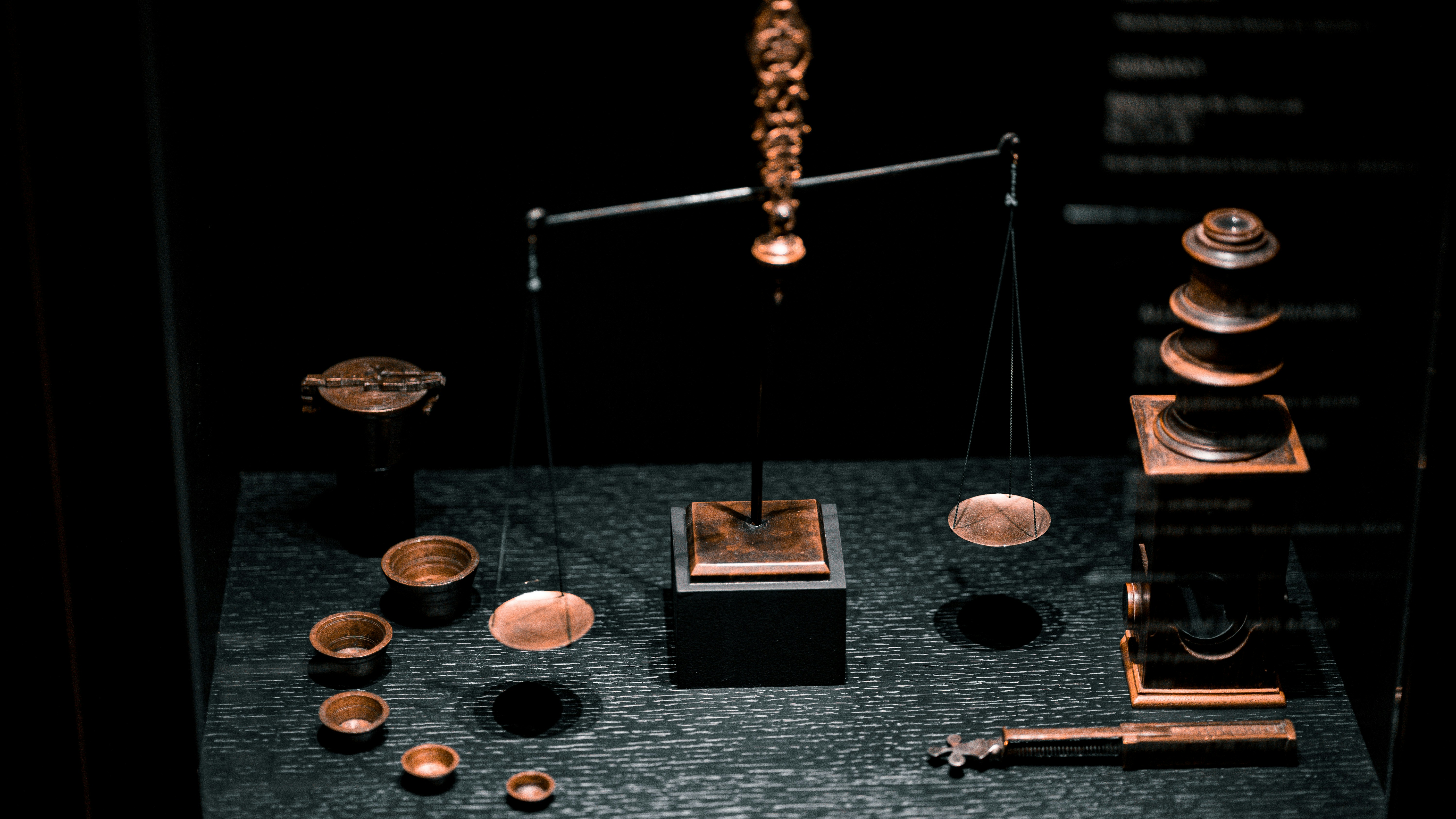 Balanza de justicia en un tribunal oscuro
