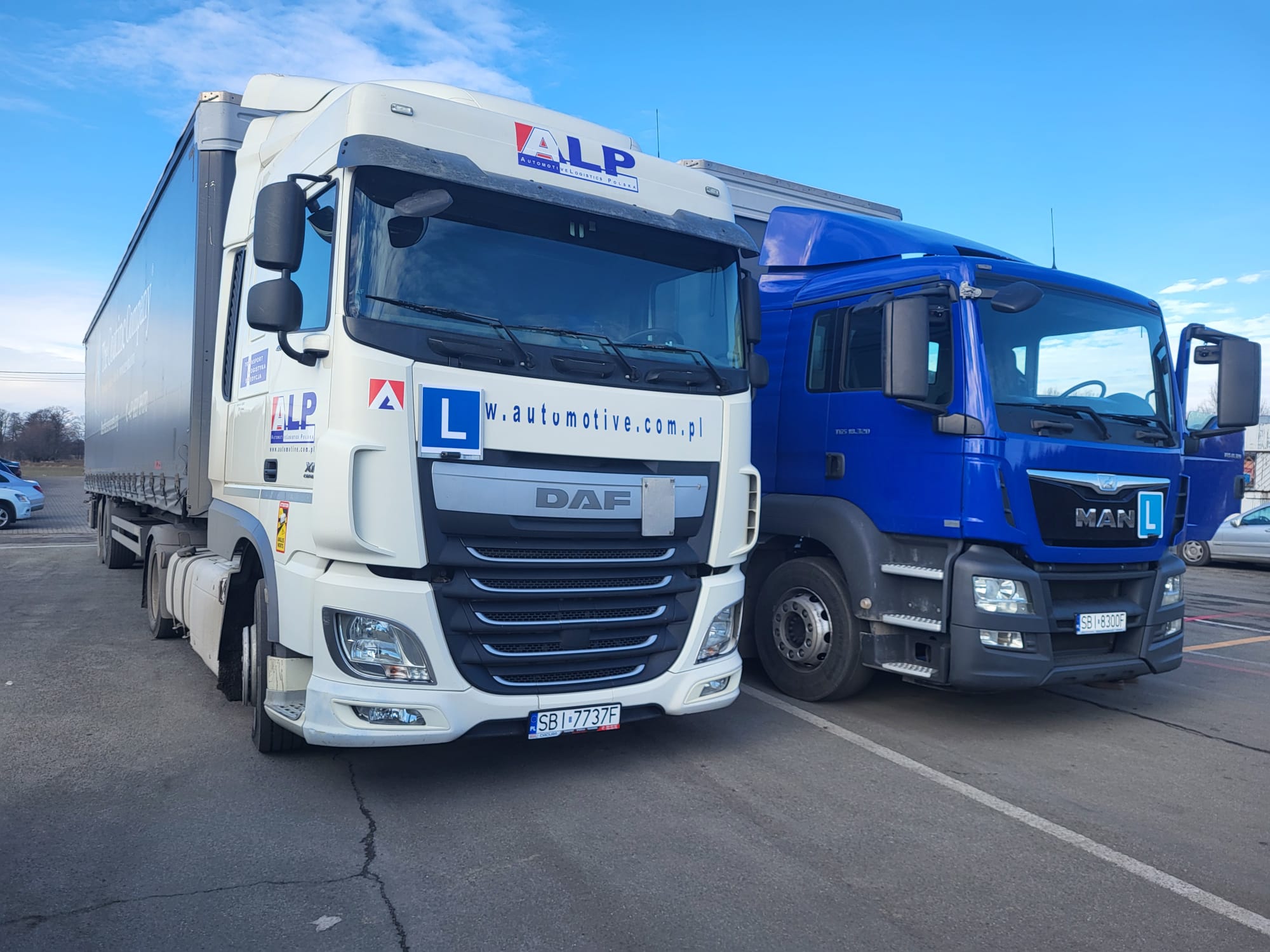 Pojazd szkoleniowy OSK Lejdis & Gentleman – nowoczesny samochód, w którym uczniowie uczą się jazdy, przygotowując się do egzaminu na prawo jazdy.