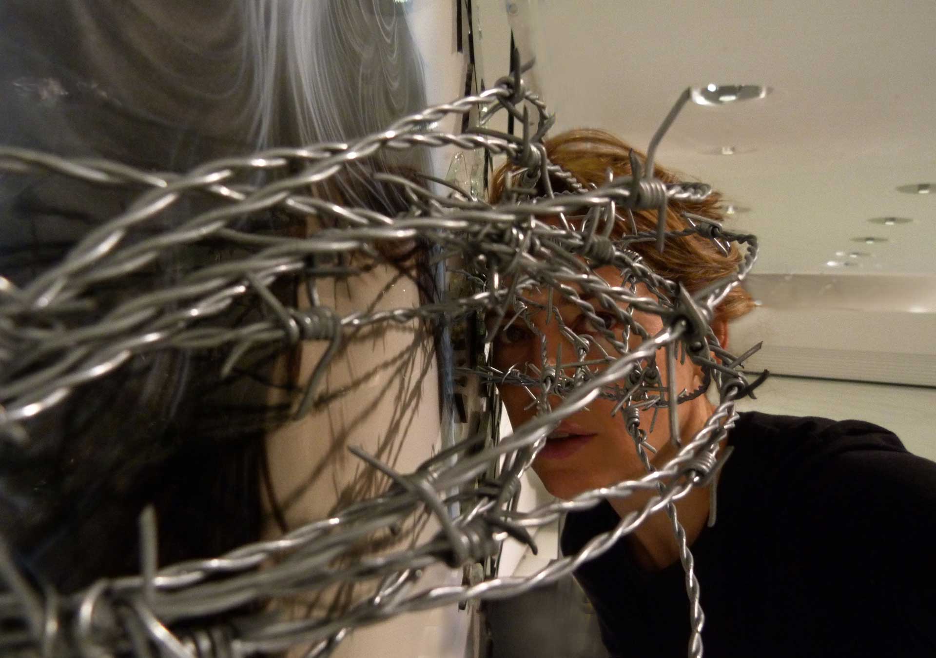 Obra de Daniela Boo elegida para estar sobre el Porsche en la 1era muestra de arte del Museo de Porsche en Stuttgart -Stuttgart Porsche Museum – Messi Maradona. Vidrios y espejos rotos y alambre de púas para retratar al idolo del football Argentino.