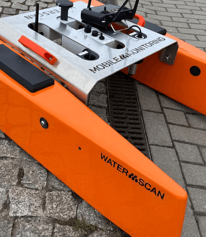 dron wodny mobile monitoring na chodniku