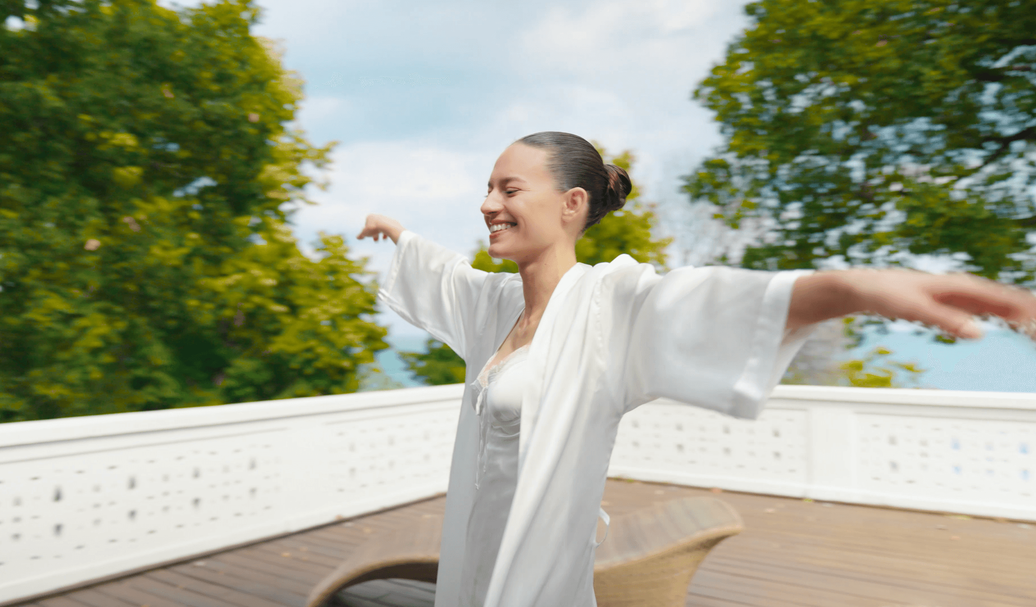 Person with light blue shirt looks to his right side