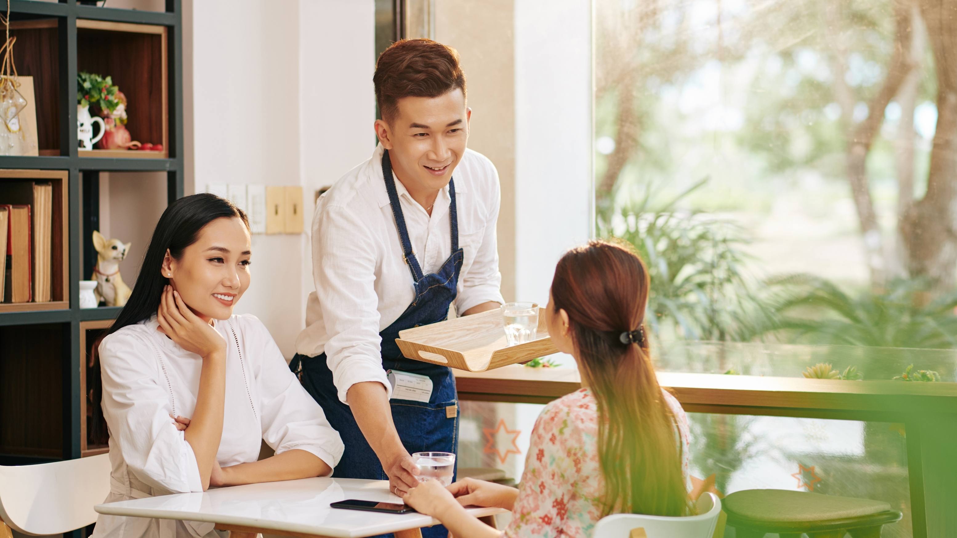 一位马来西亚员工正在餐厅为顾客服务