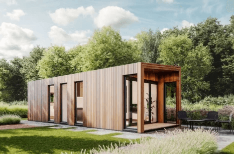 Strak houten tuinkantoor met zwarte kozijnen en grote raampartijen in moderne tuin in Groningen