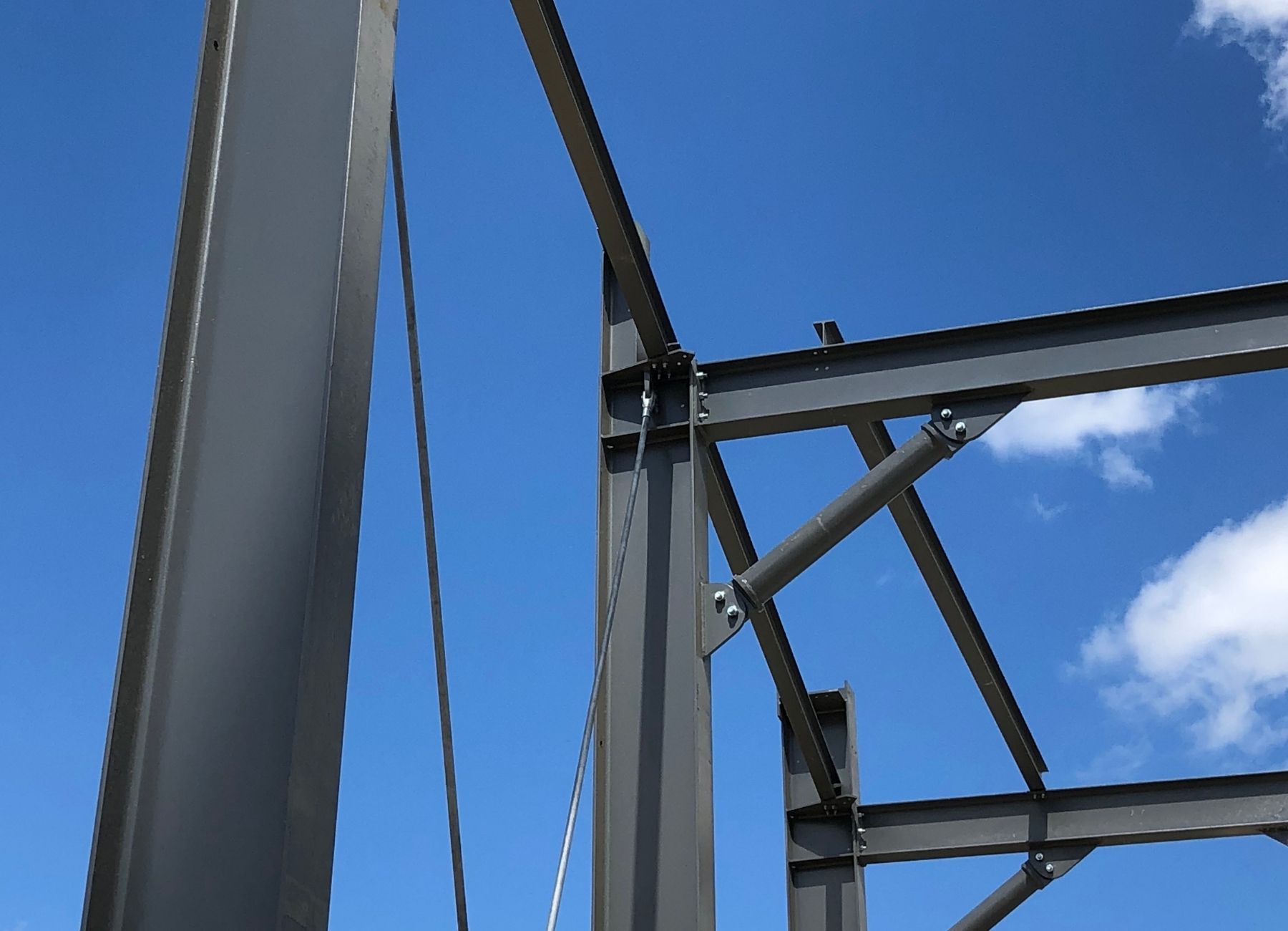 Fixation de poutres métalliques sur poteaux en acier – vue détaillée de l’assemblage.