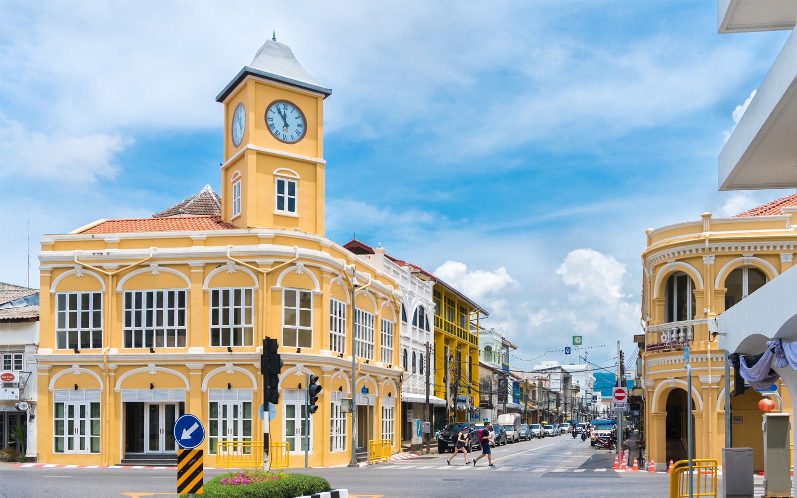 普吉島老城的鐘樓和殖民地建築在陽光明媚的日子裡。