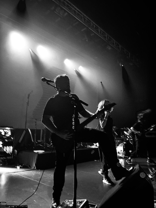 David Revan sur scène à la guitare lors d’un concert