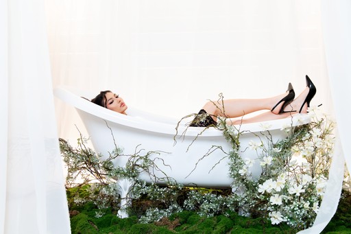 Ședință foto artistică într-o cadă cu flori realizată în studio foto București