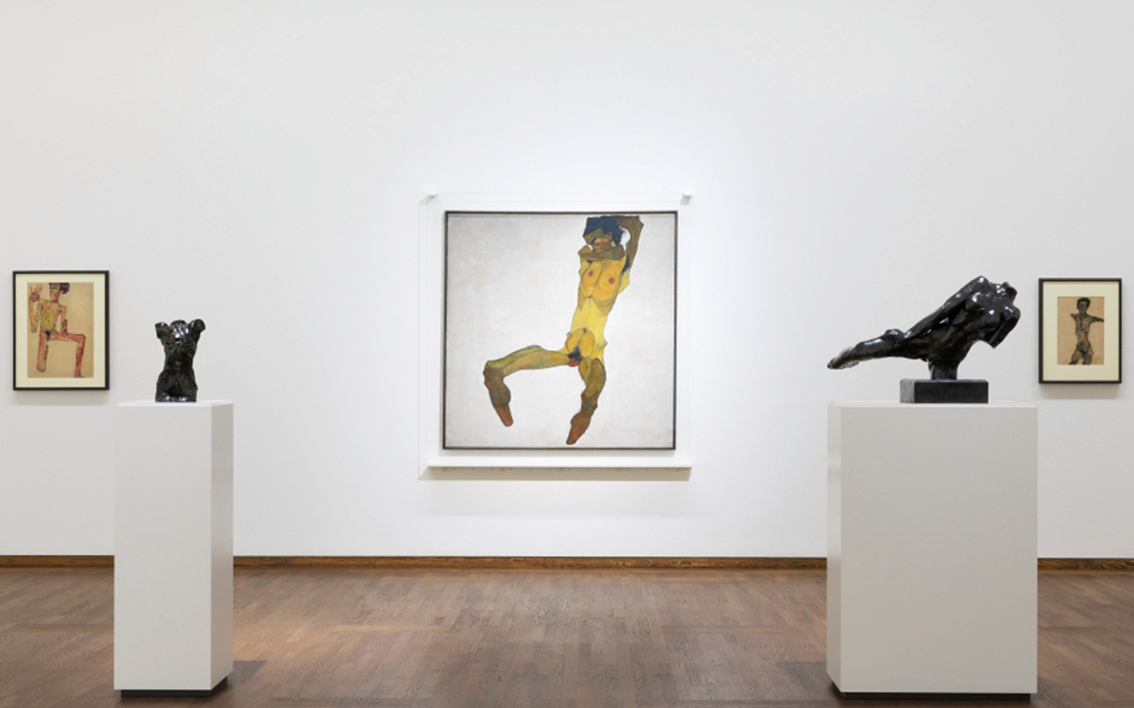 Pameran seni di Museum Leopold, Wina, menampilkan patung dan lukisan.