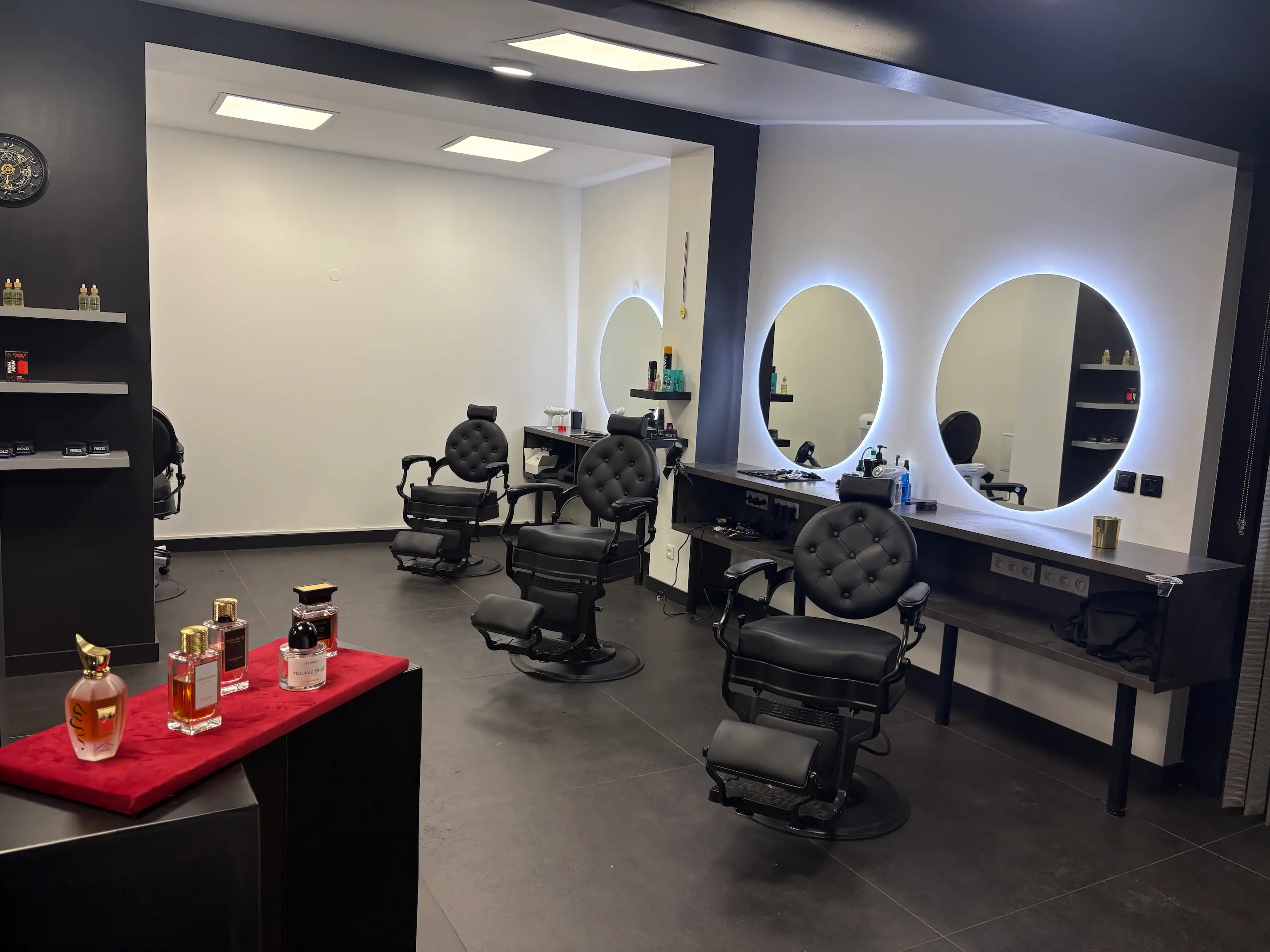 Photo d'un coiffeur en train de coiffer un client