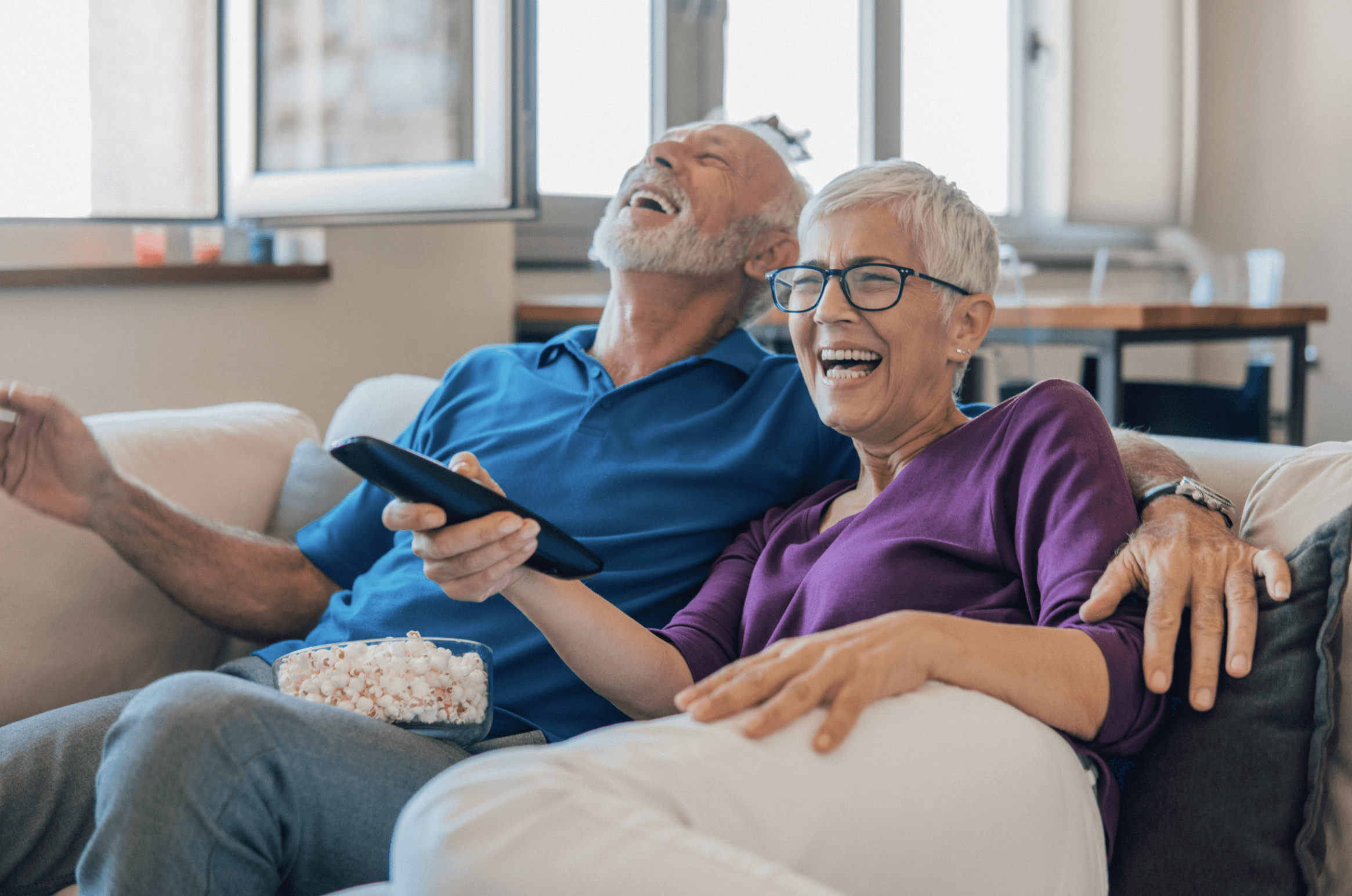 Le Signia TV Sound est un accessoire pour appareils auditifs Signia qui transmet le son de la télévision directement dans vos aides auditives.