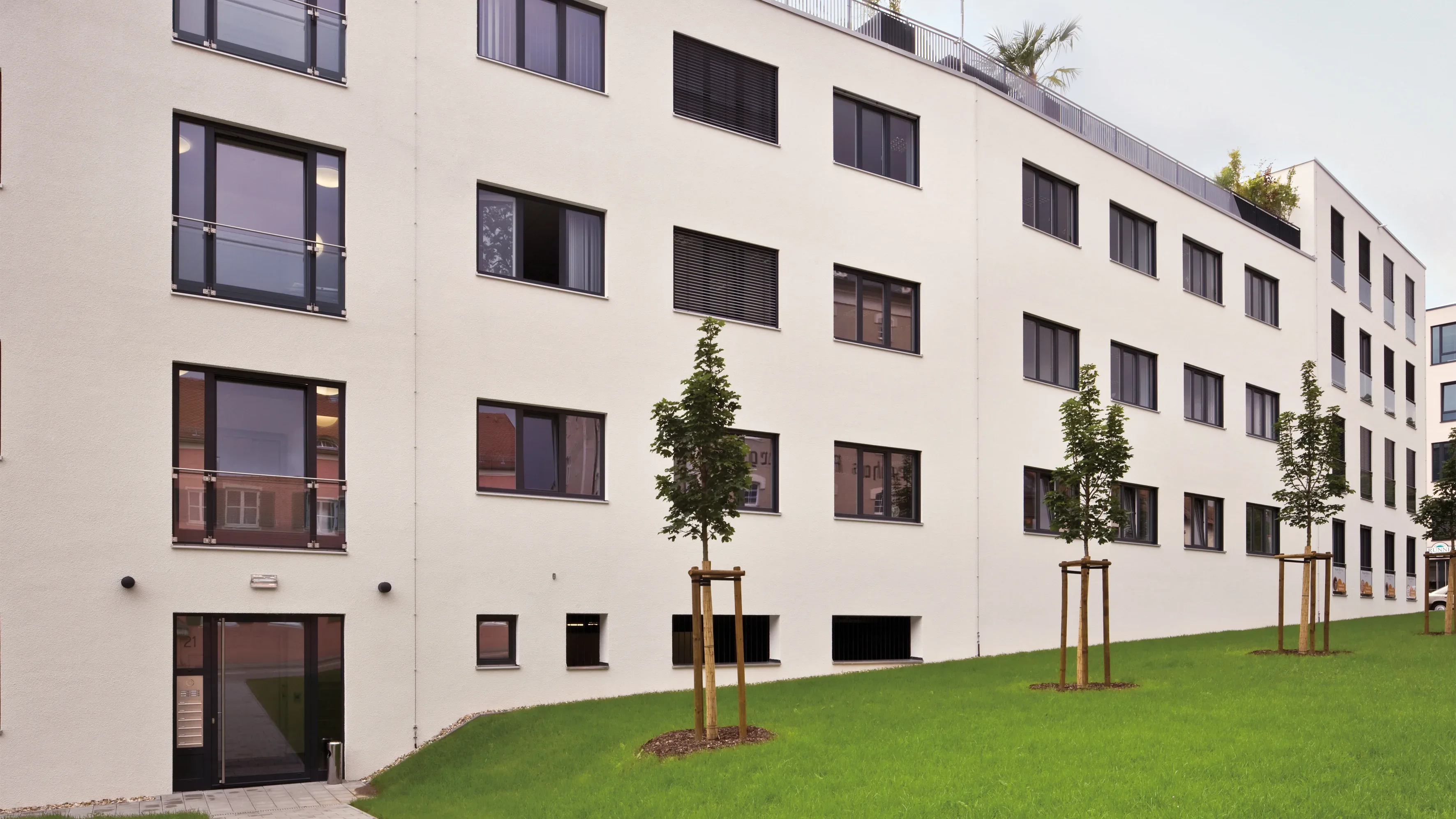 Außenansicht auf mehrstöckiges Gebäude