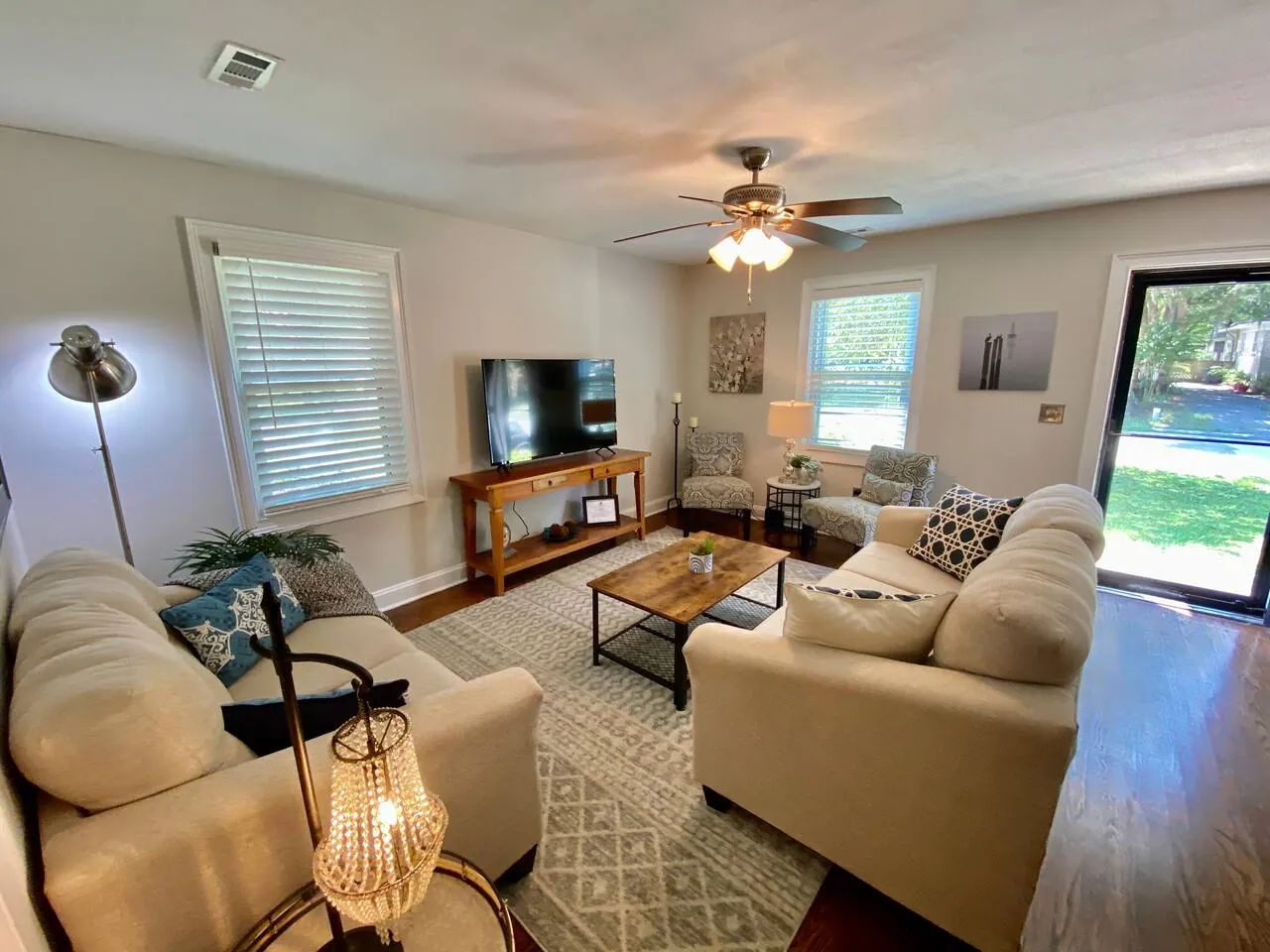 Living room with two sofas, a wood coffee table and a TV under the window