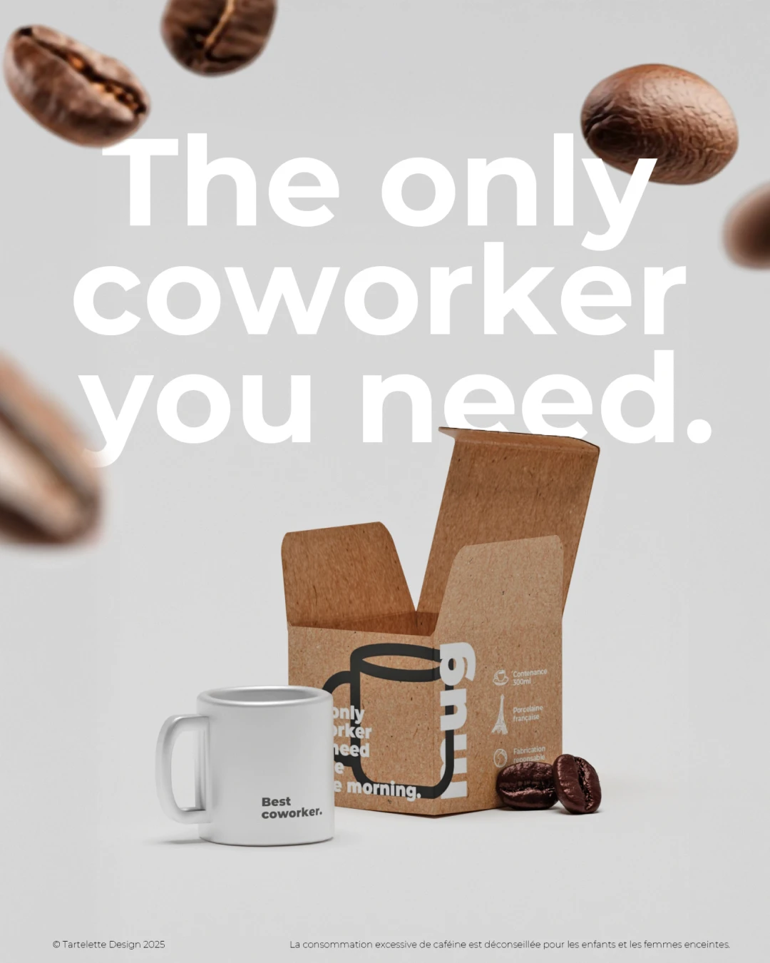 Visuel publicitaire "The only coworker you need" — typographie bold pleine page, mug blanc et packaging kraft 3D sur fond gris studio, shooting produit virtuel, Tartelette Concept graphiste Toulouse