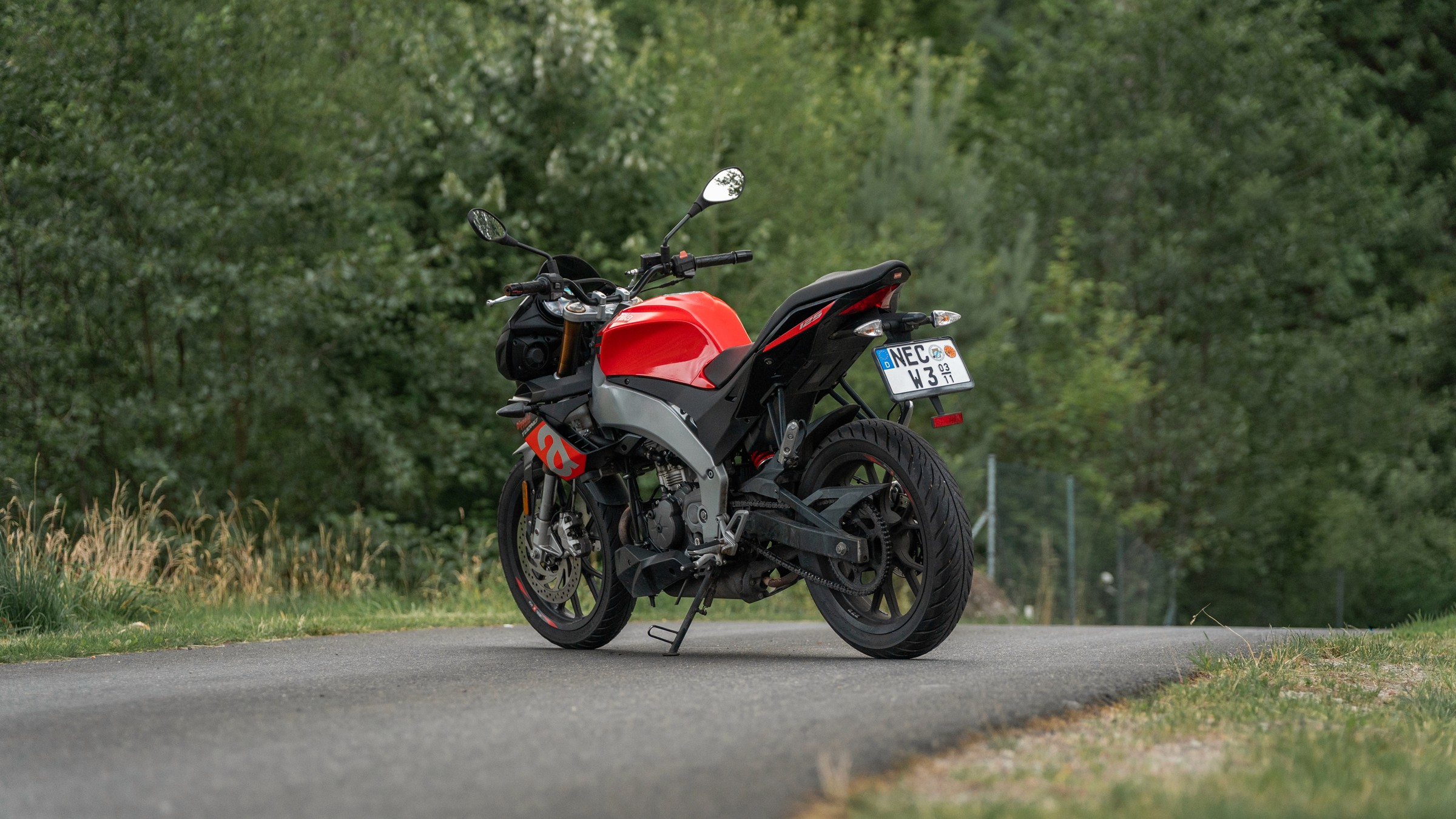 Aprilia Tuono 125 Heckansicht – kompaktes Naked Bike für junge und B196-Fahrschüler.