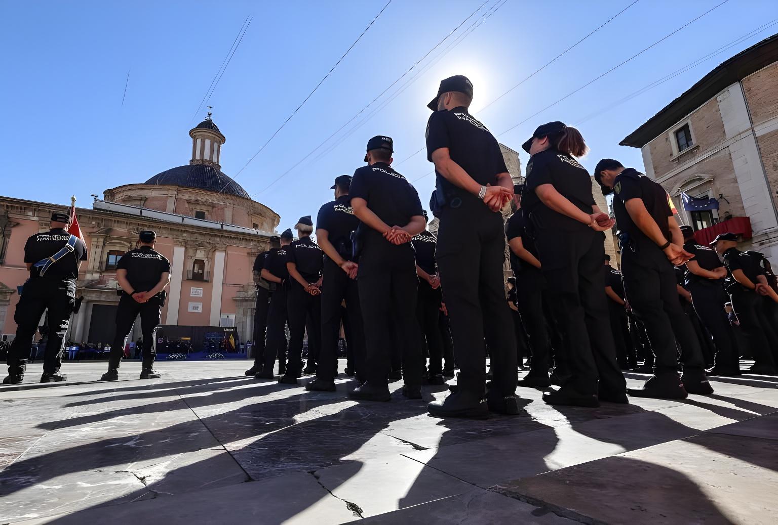 unos policias nacionales formando