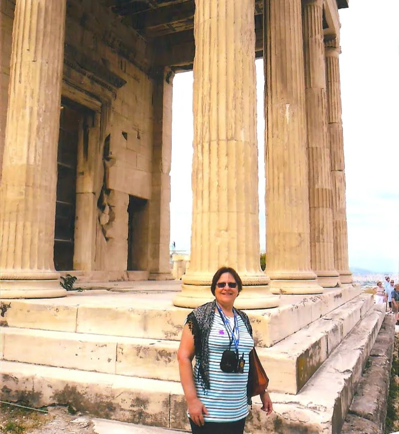 Mulher visitando templo histórico em Atenas, na Grécia