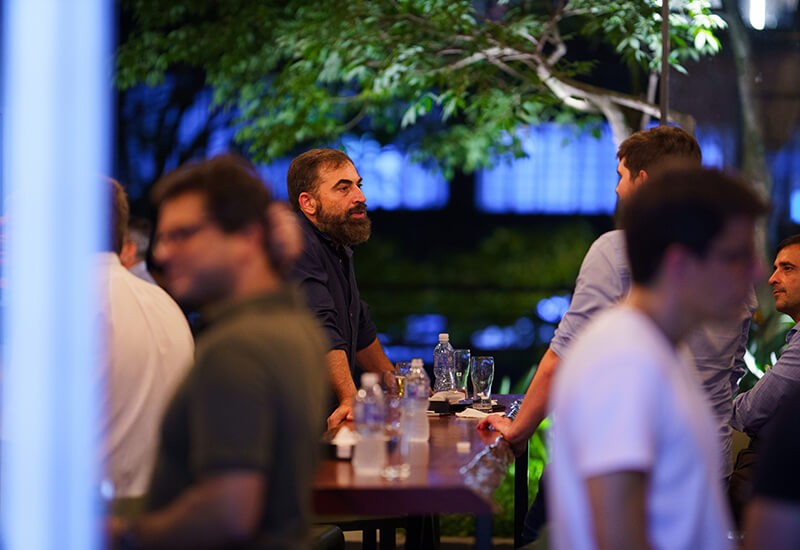 Festa Rooftop com pessoas conversando