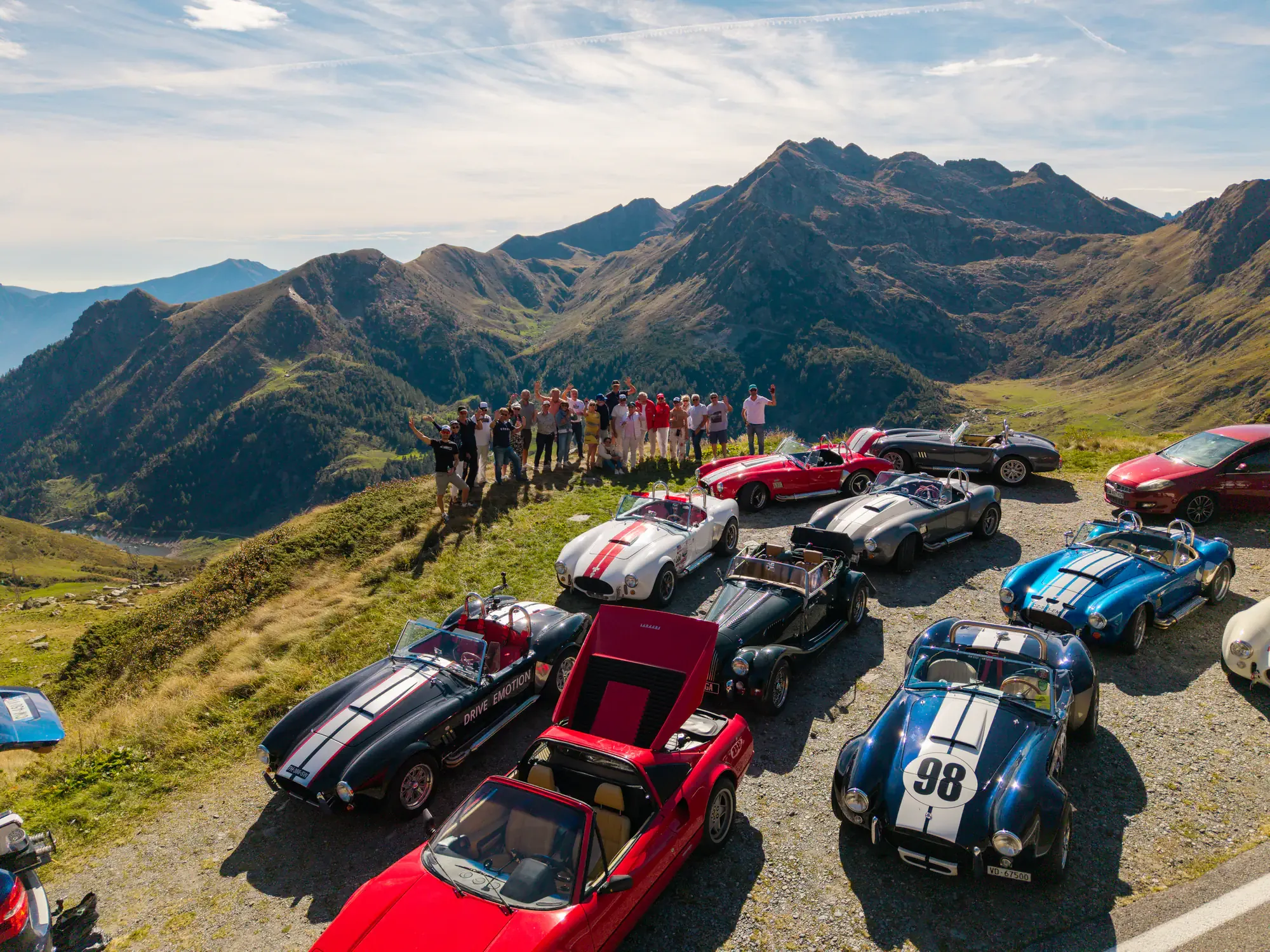 Le groupe du Club Cobra et leurs AC Cobra sur un col des Alpes italiennes