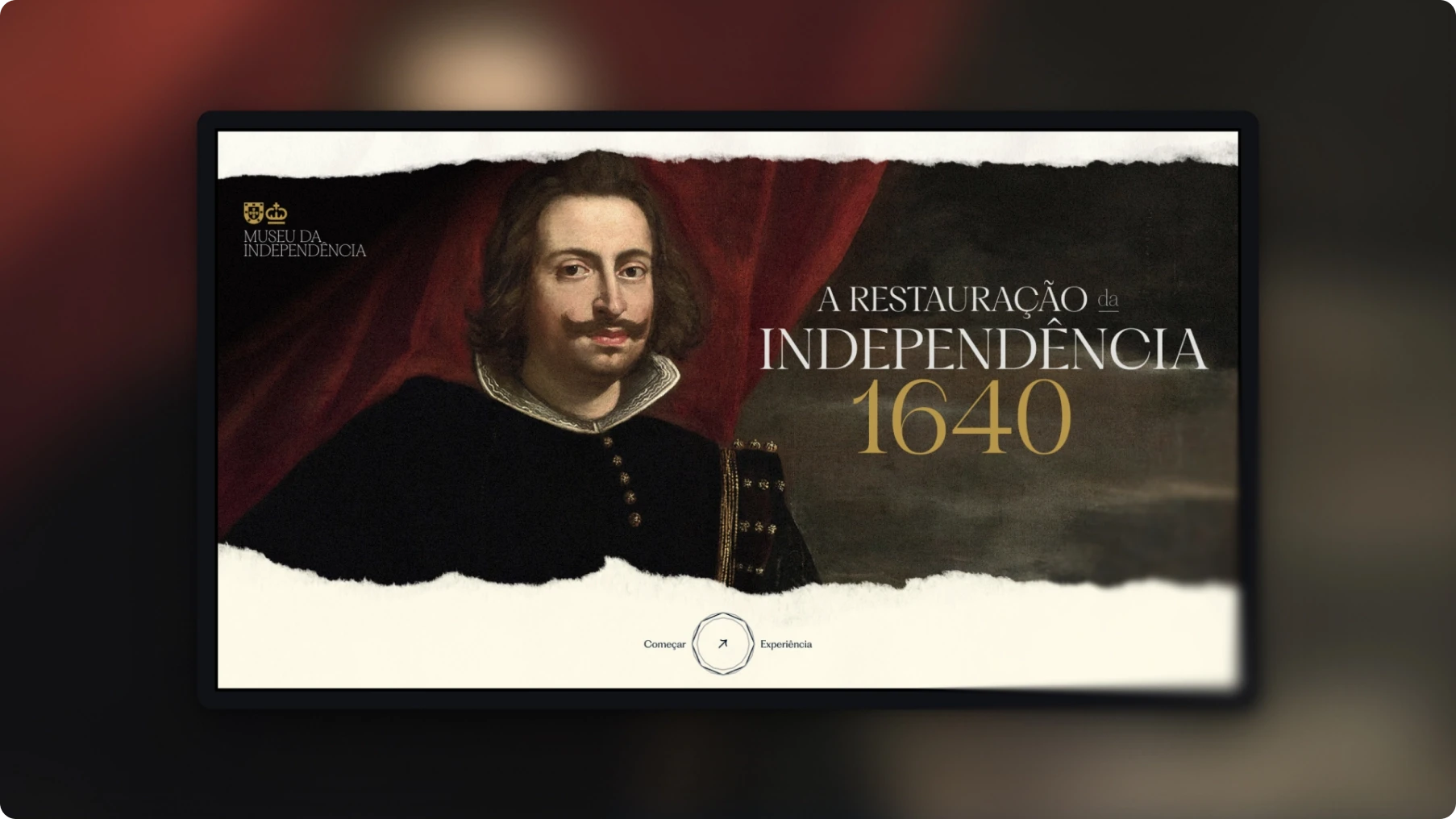 Cartaz histórico solene com retrato de homem do século XVII diante de cortinas vermelhas e texto “A Restauração da Independência, 1640”.