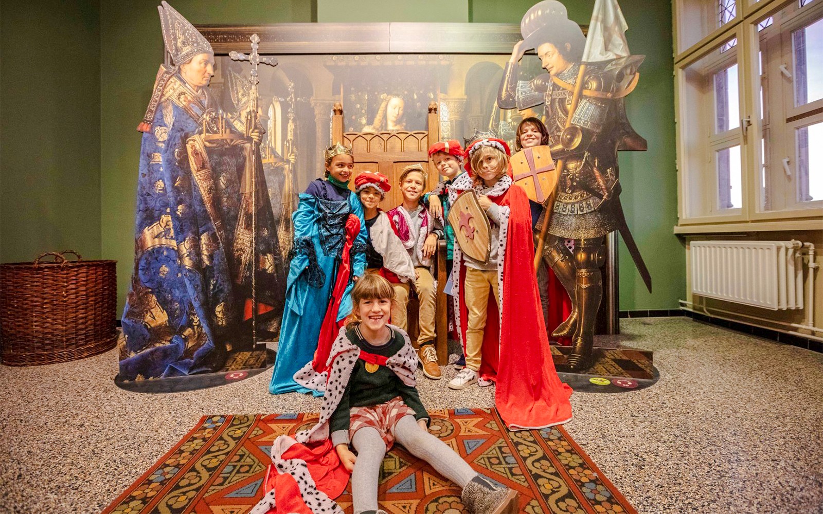 Vendégek középkori jelmezekben a Historium Bruges kiállításon.