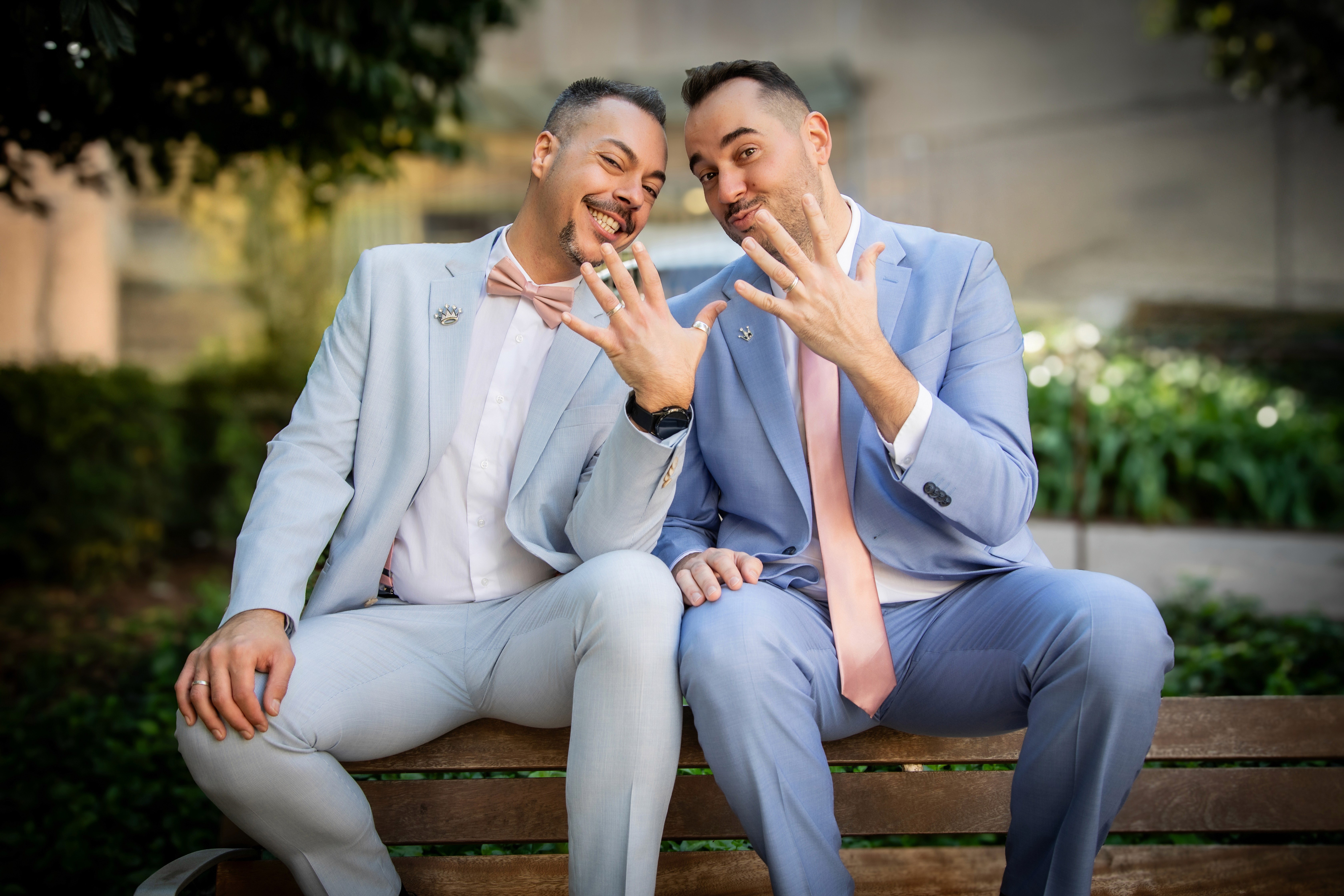 Sesión de boda. Pareja en un banco mostrando sus manos