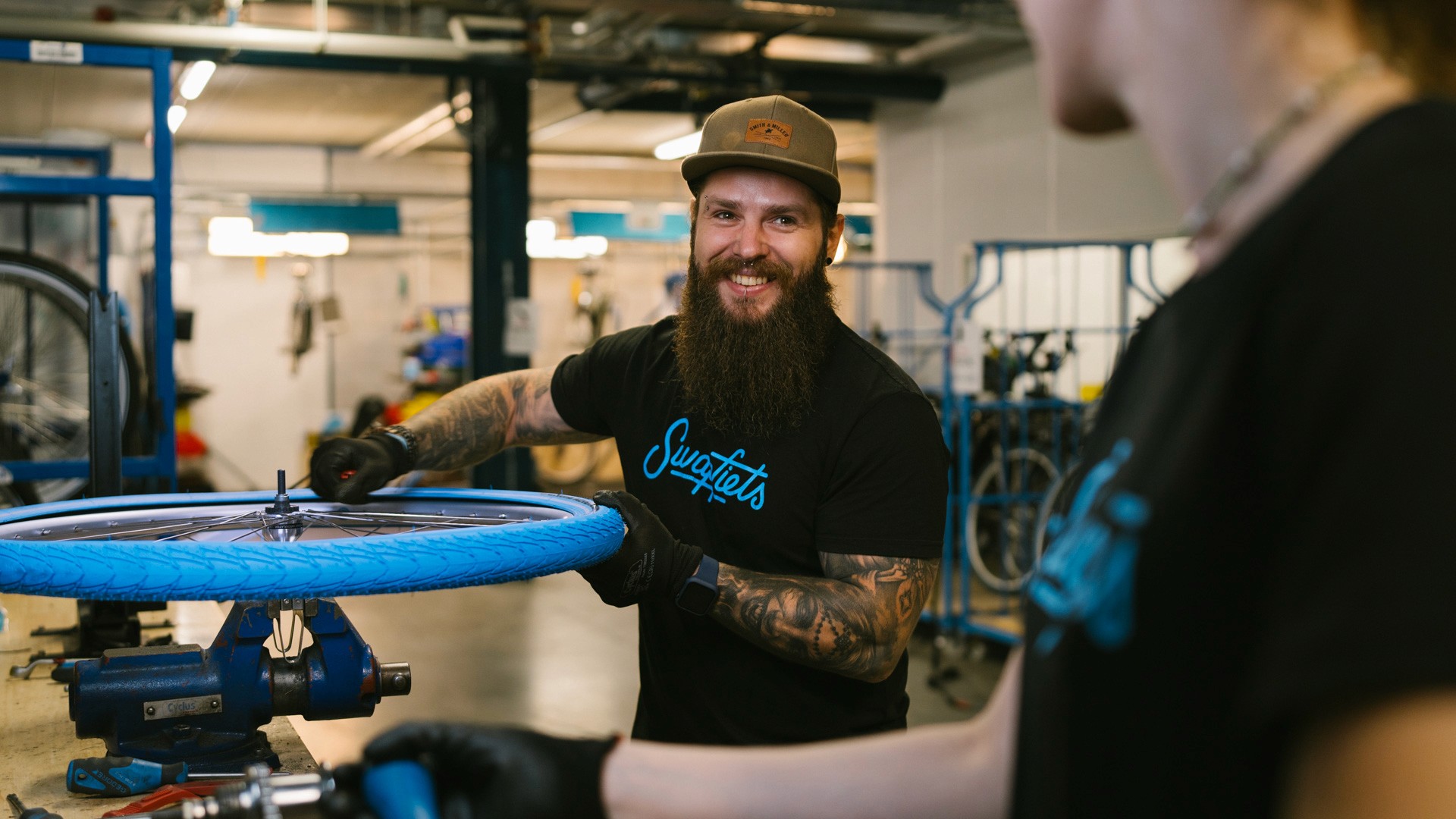 Mecánico de bicis sonriendo