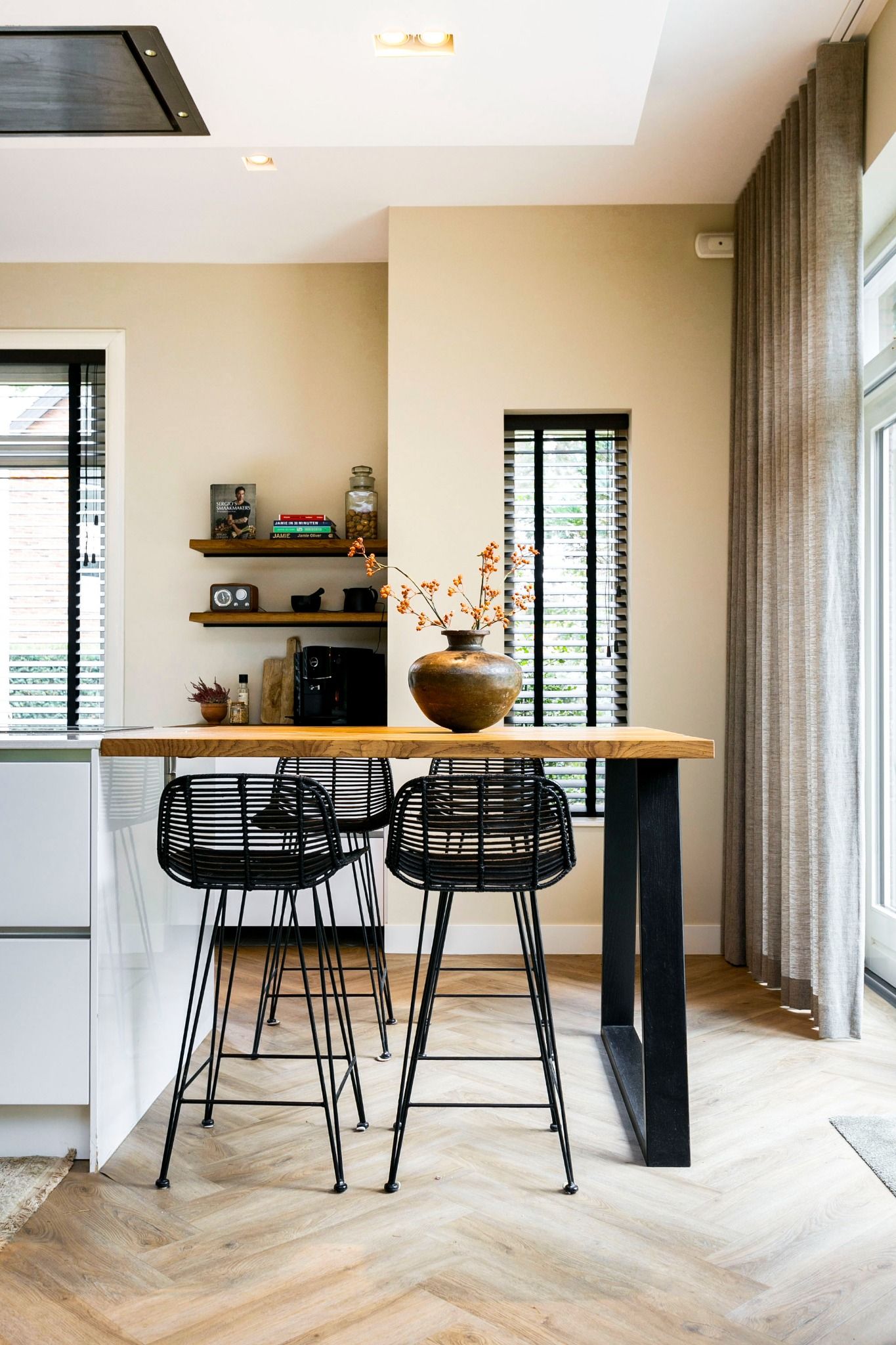 keukenbar met rotan barkrukken interieur bosvilla