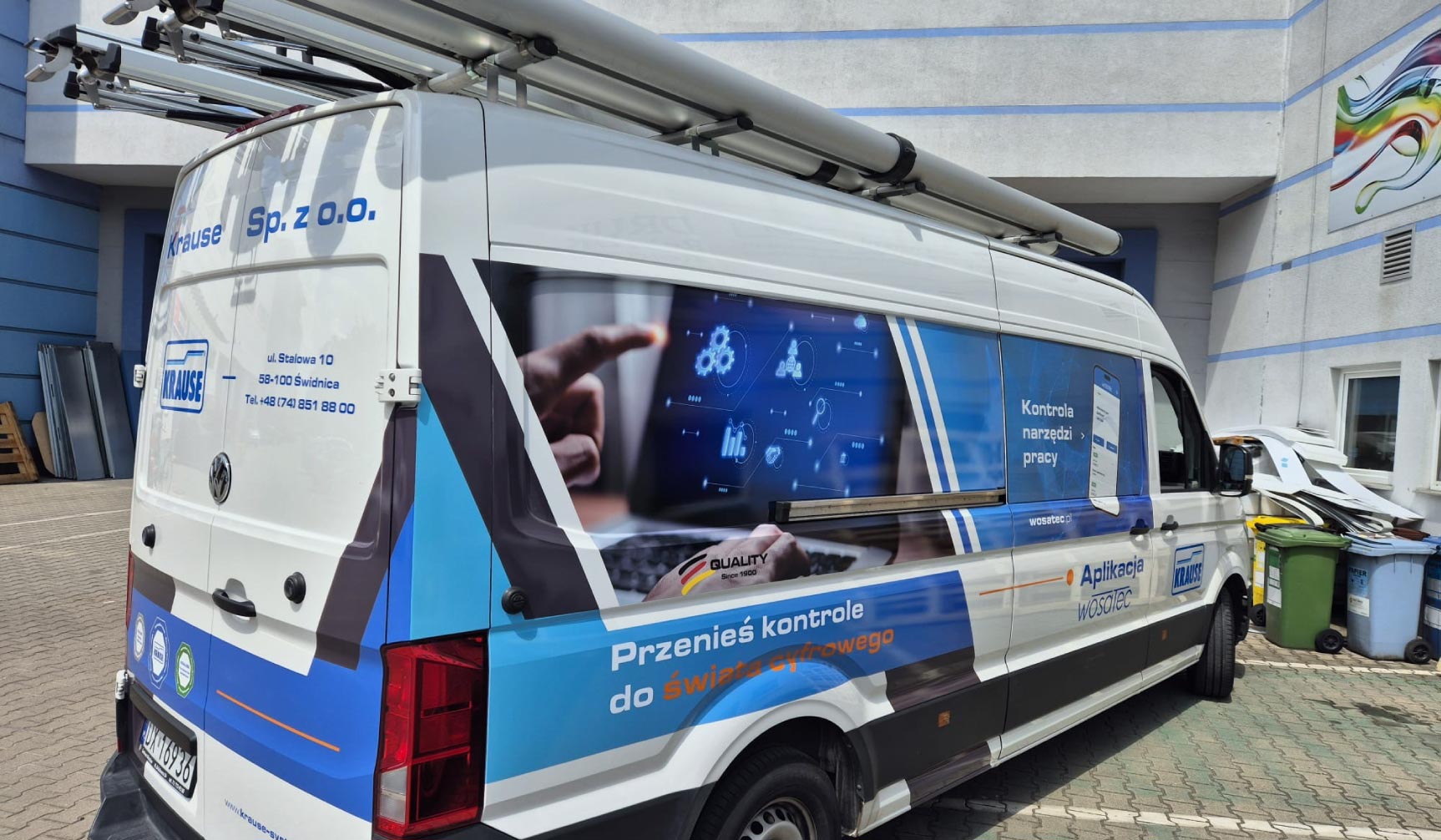 Projekt oklejania samochodu – dynamiczne linie i zdjęcia produktowe na boku furgonetki.