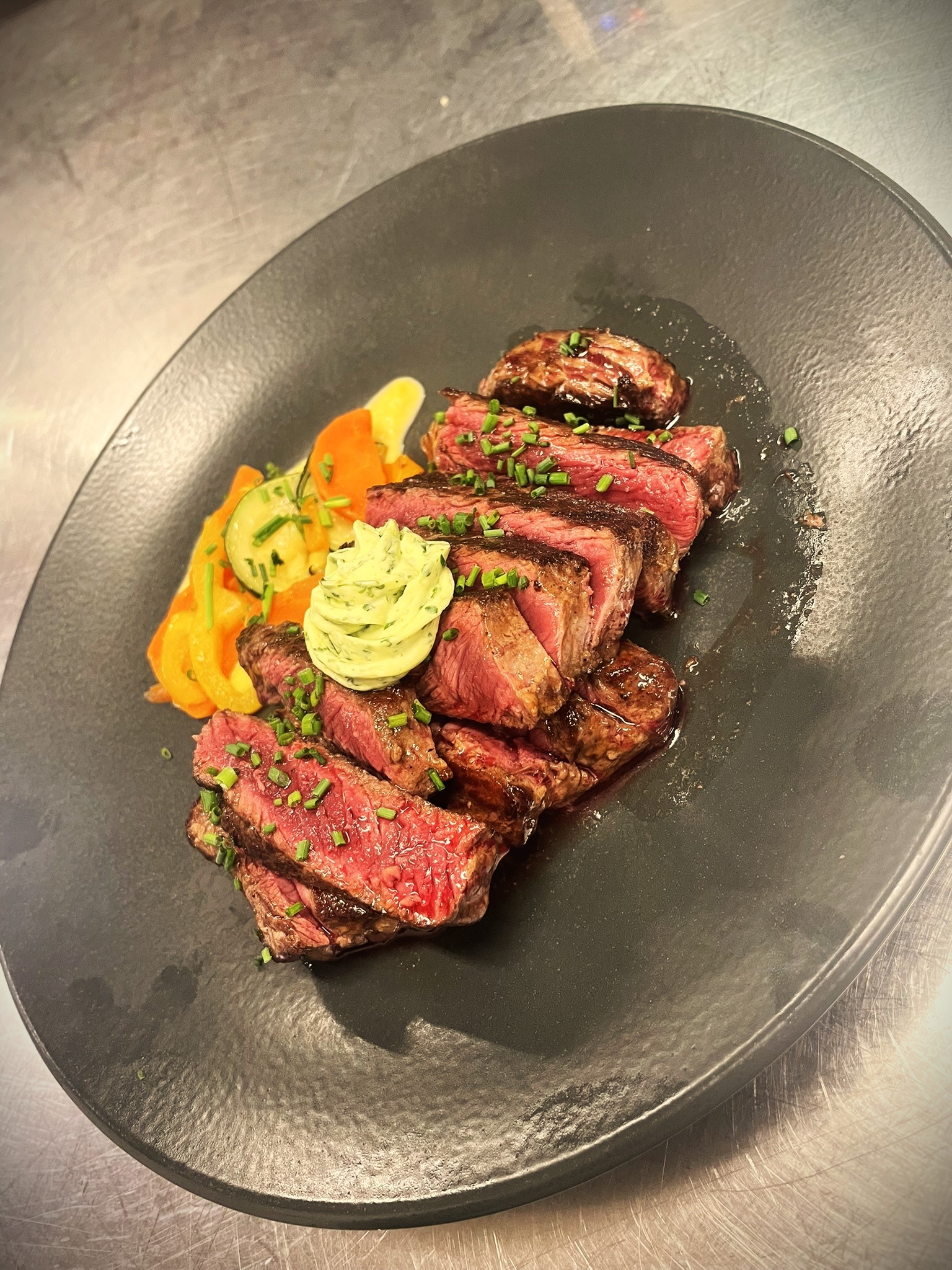 Assiette gourmande servie au restaurant de l’hôtel – une cuisine raffinée pour vos séminaires résidentiels.