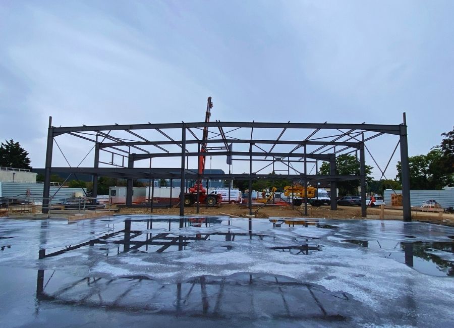 Vue frontale d’un chantier de construction métallique en phase d’ossature.