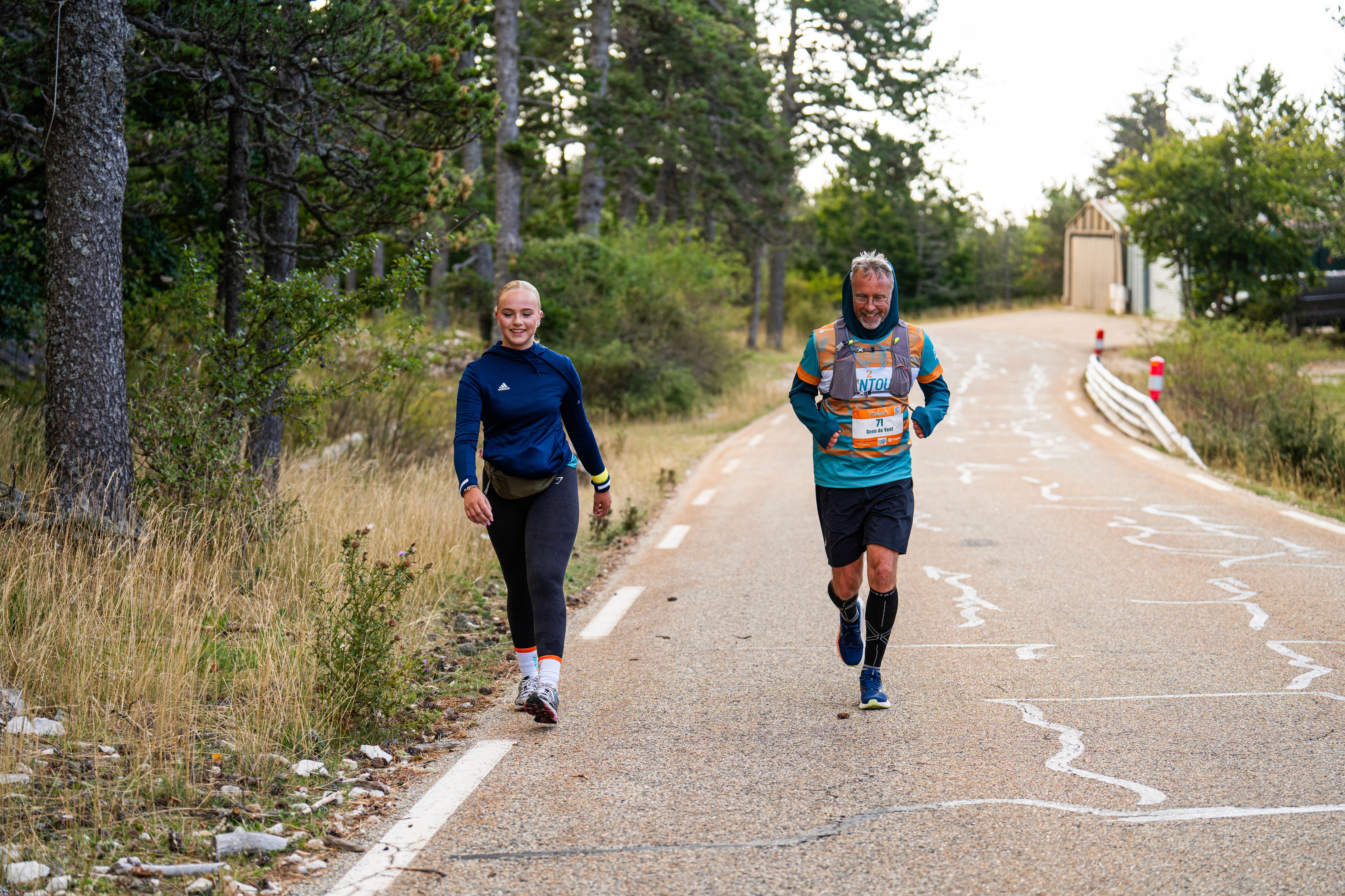 Een blije fietser nadert de top van de Mont Ventoux tijdens Ventoux3