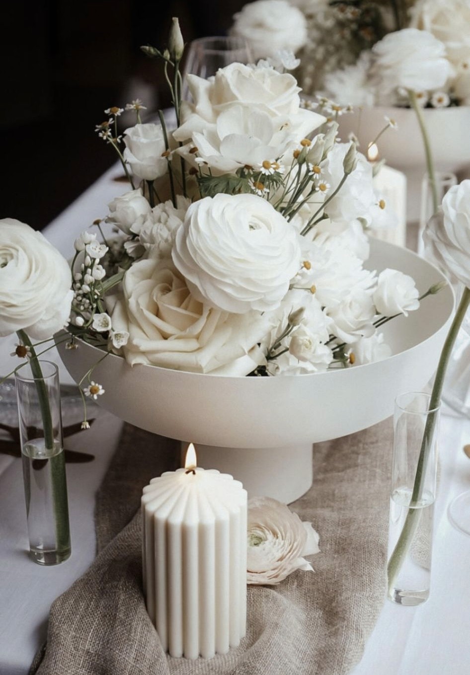 Elegante Hochzeitsdekoration mit weißen Blumen und Kerzen