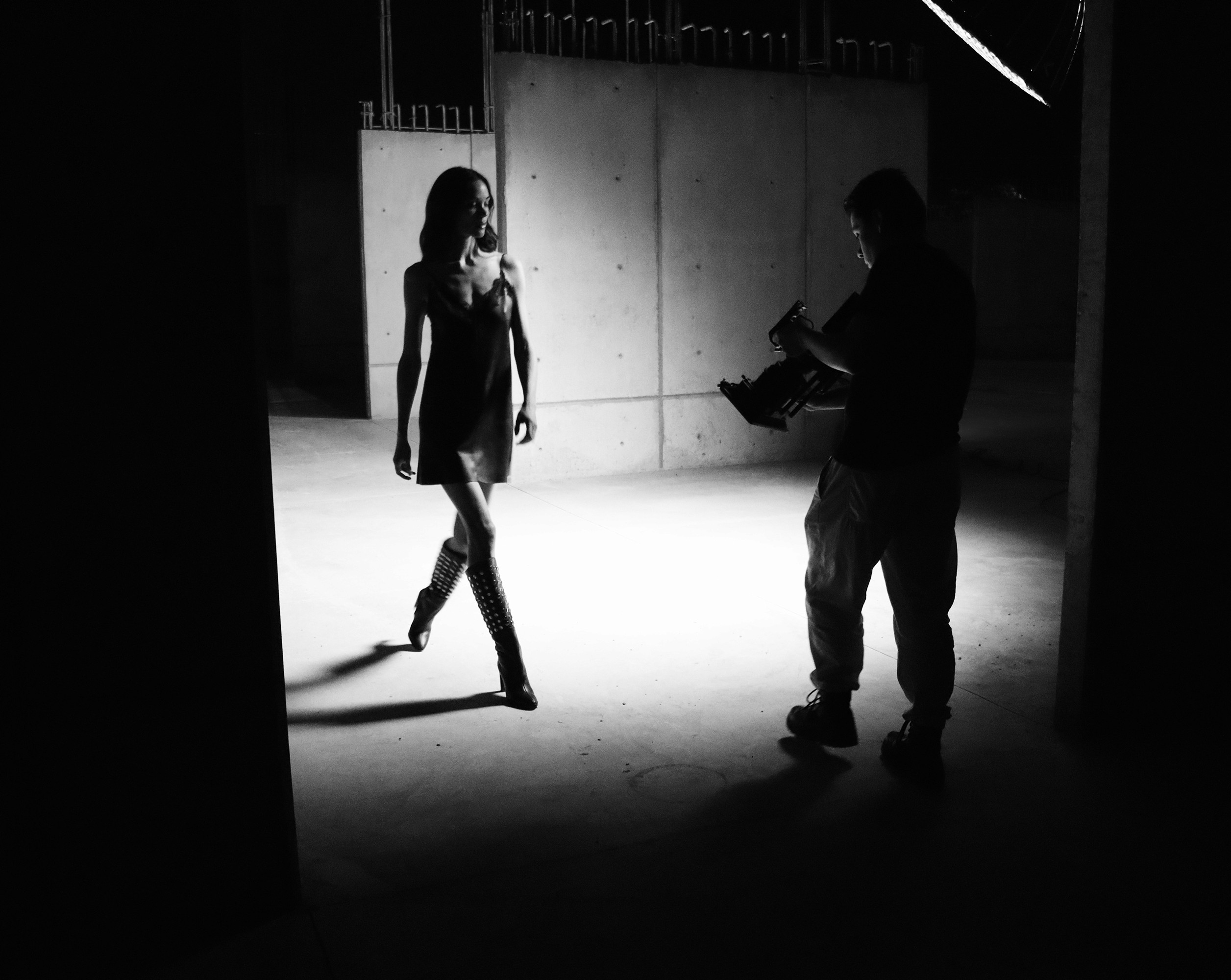 Person stand in front of a red sports oldtimer