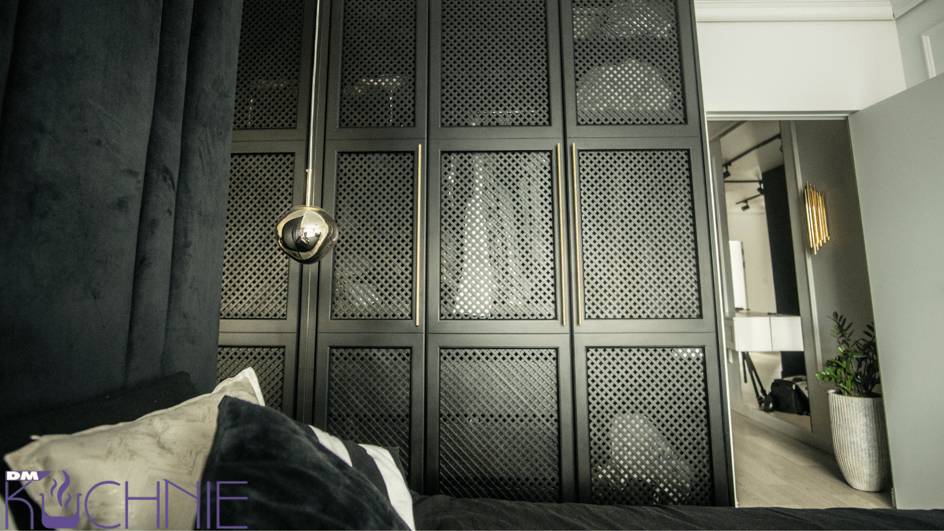 Dekoracyjne fronty meblowe z perforacją w nowoczesnej szafie zabudowie, meble na wymiar Warszawa