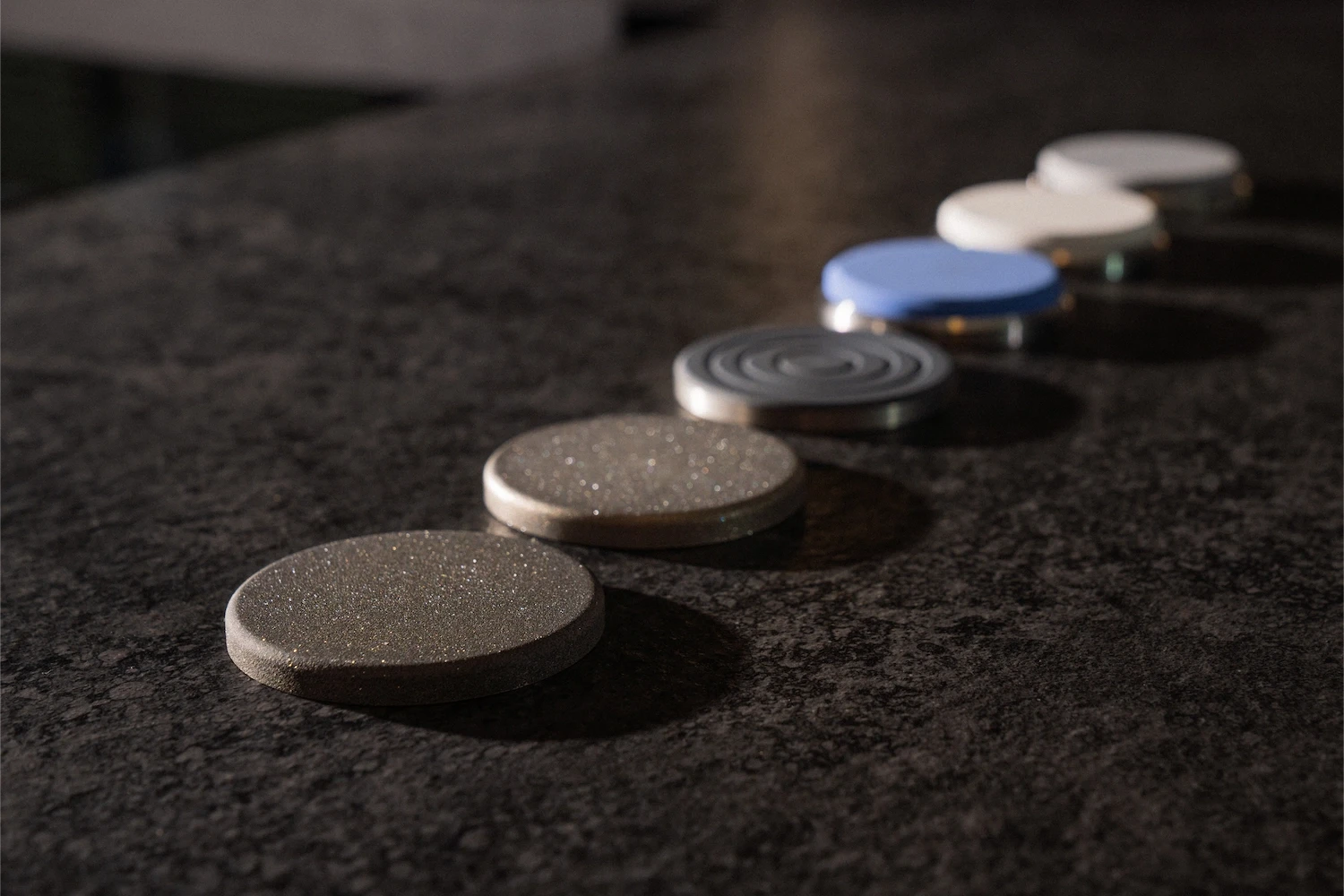 An overview of HORL sharpening materials, including diamond grinding discs, ceramic honing discs, and fine corundum whetstones for professional edge polishing.