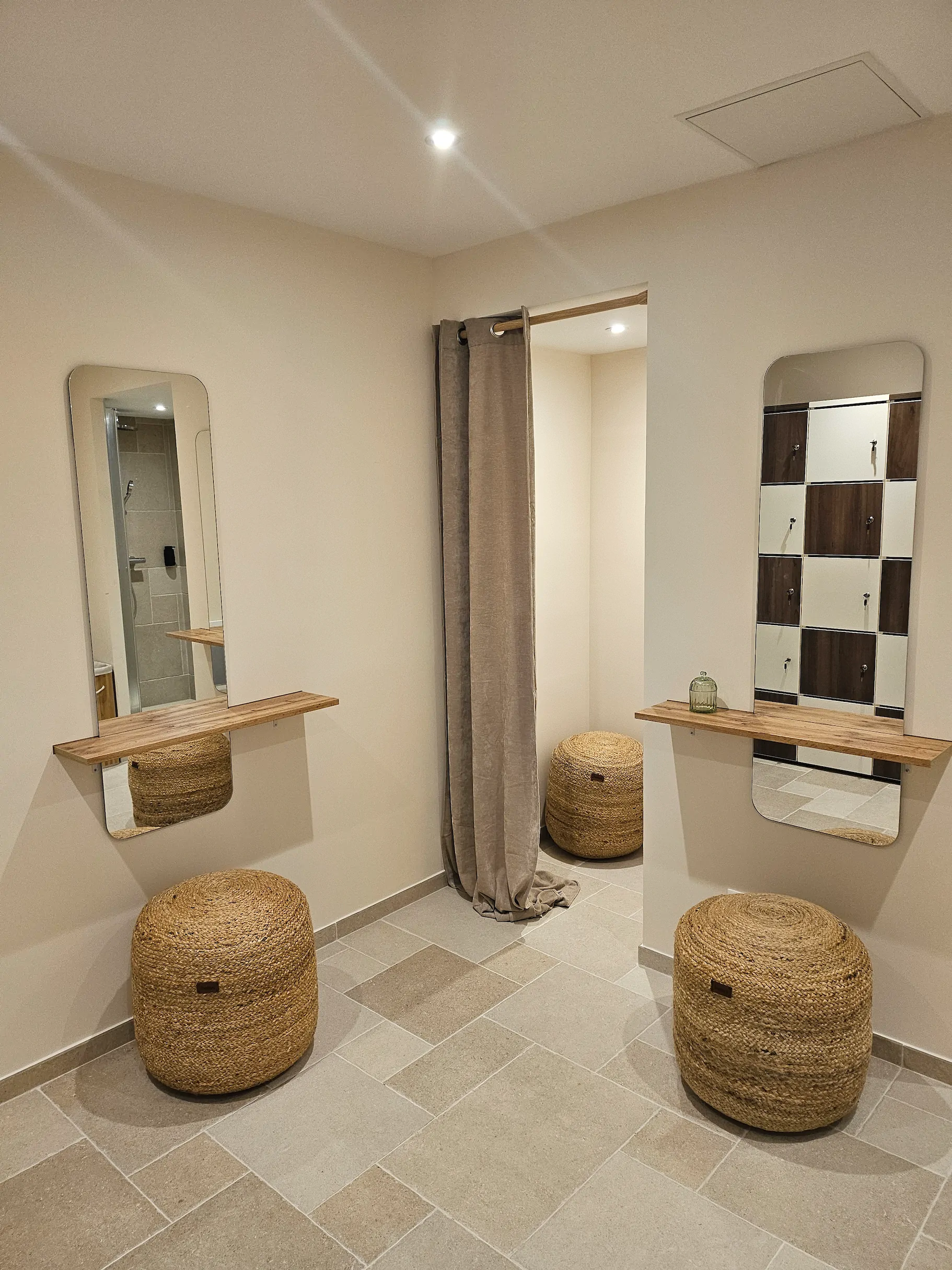 Vestiaire de spa élégant avec miroirs, tabourets en osier. Détente et bien-être.