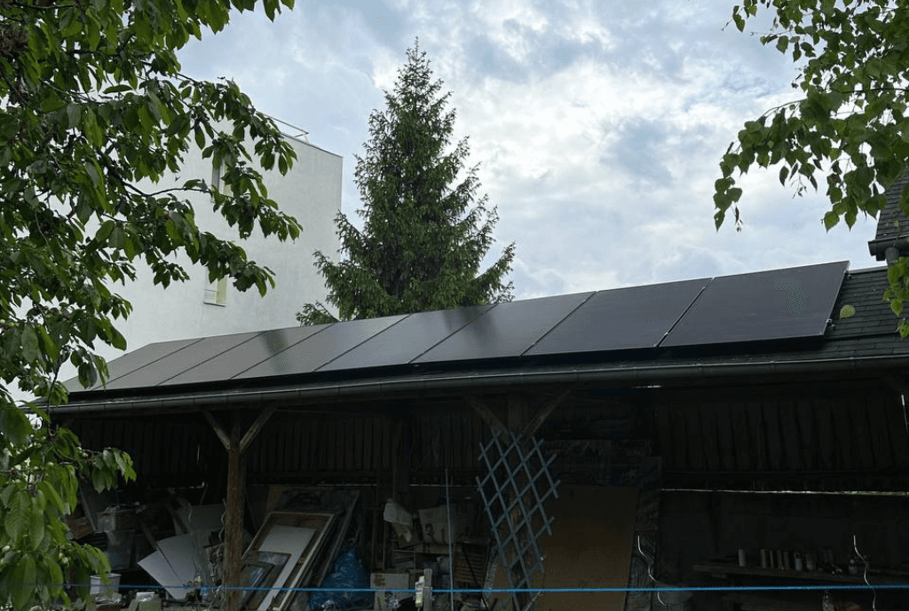 Photo d'un toit d’une maison à Compiègne en France équipée de panneaux photovoltaïques dont l'installation a été faite par Solarock.