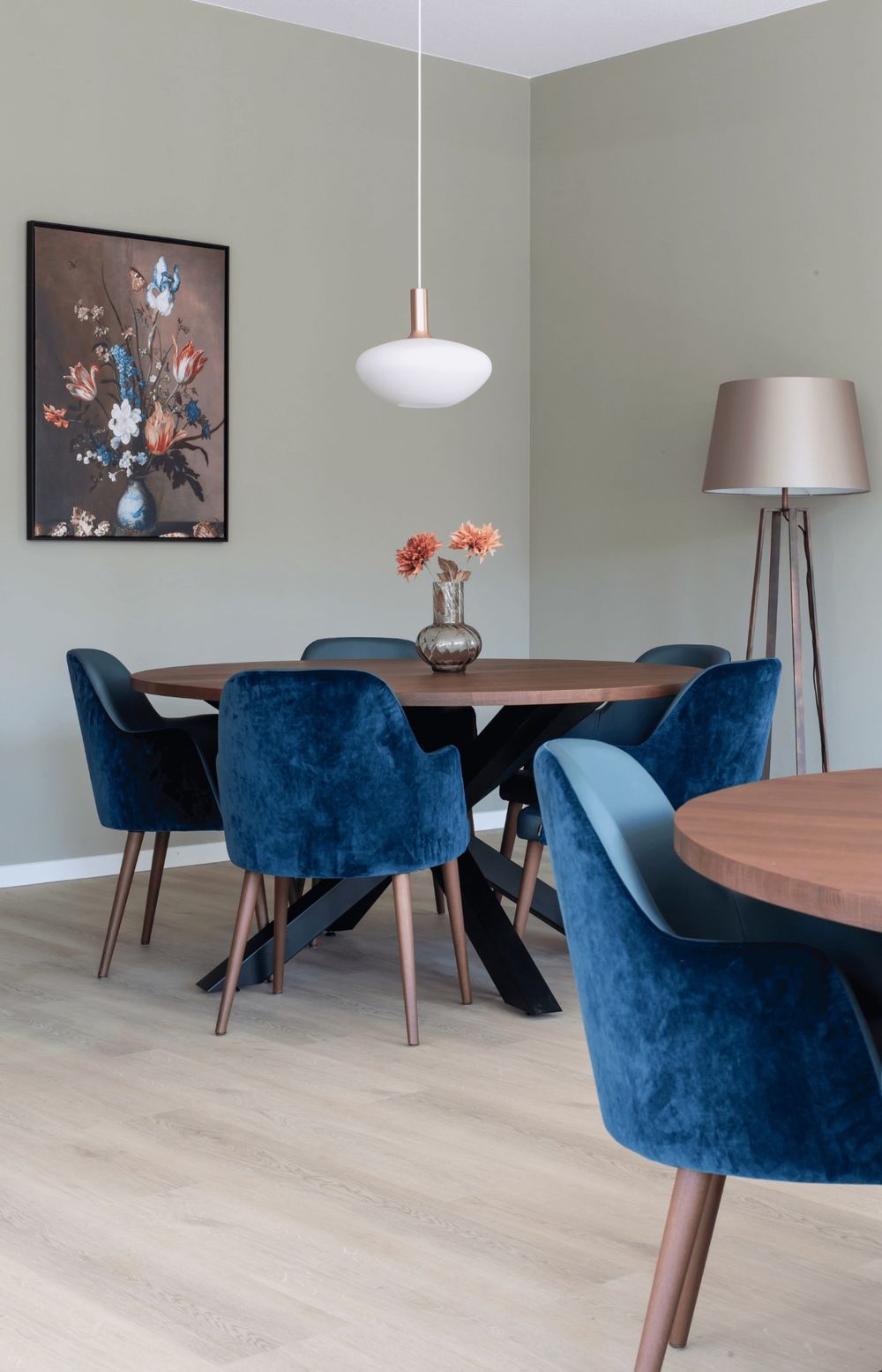 ronde tafels donkerblauw velours stoelen