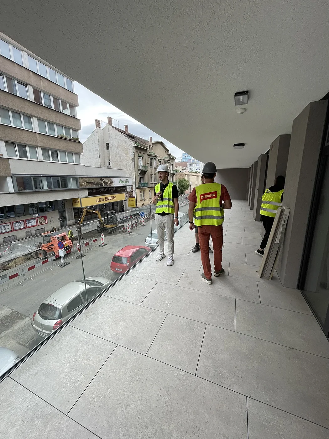 Meeting v developerském projektu v pražských Holešovicích před realizací nového bytu.